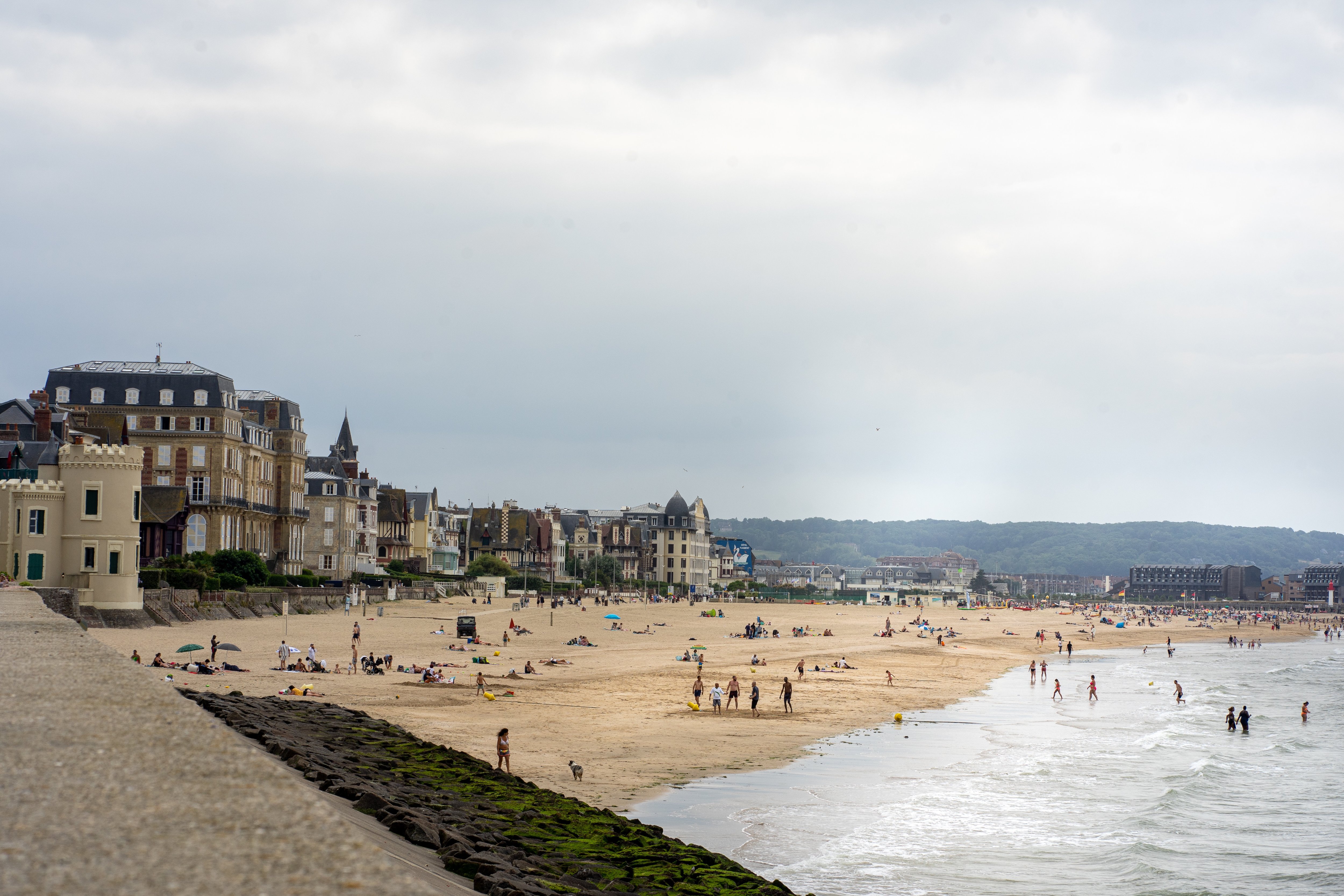 A Trouville-sur-Mer, dans le Calvados, côté plage, l'amplitude des marées offre de belles occasions de promenades sur le sable mouillé. LP/Cidjy Pierre