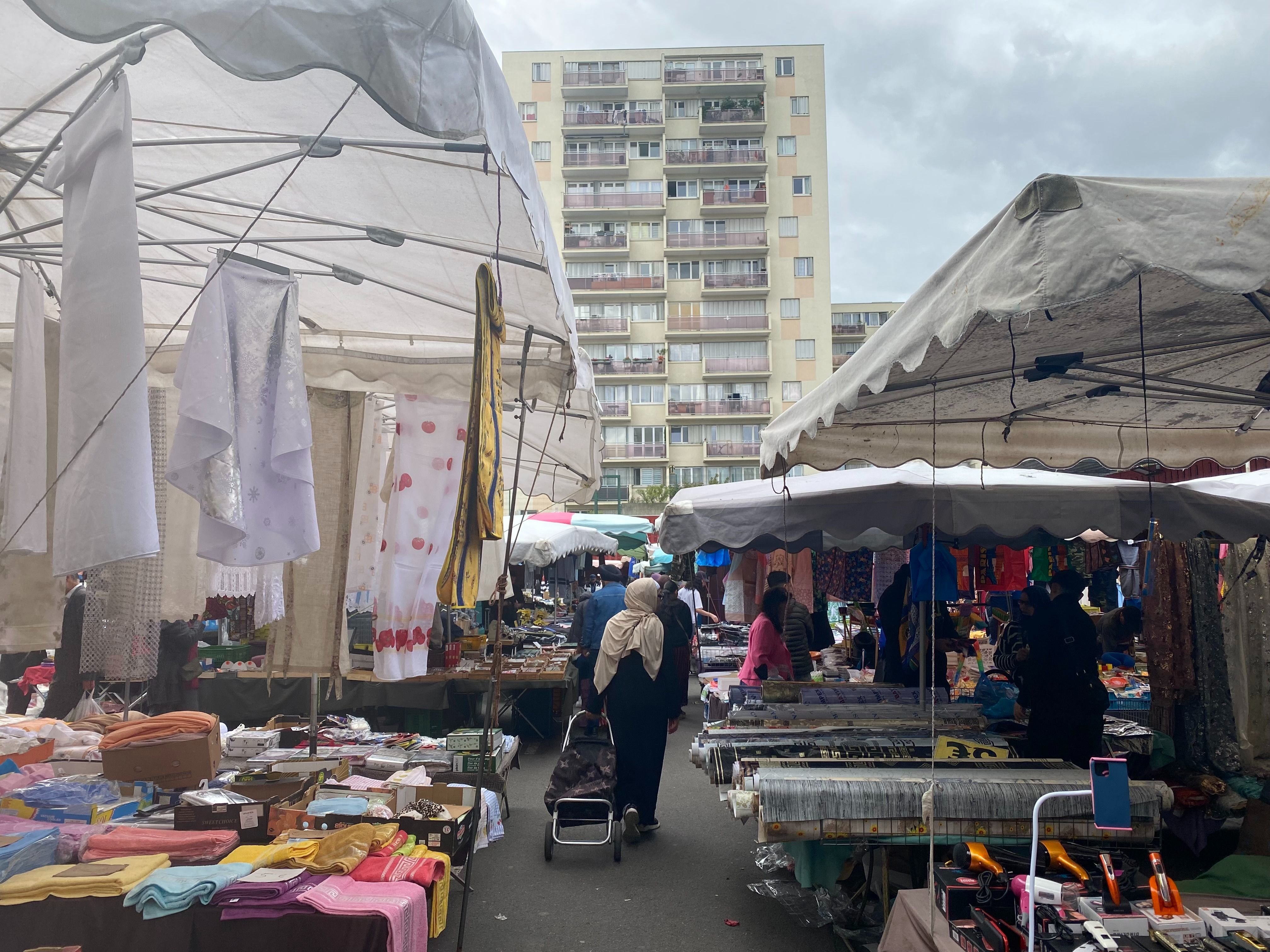 Au marché de Bobigny (Seine-Saint-Denis), ce samedi matin, seuls quelques électeurs étaient déjà au courant de l'éviction de la députée sortante Raquel Garrido par LFI. LP/Hélène Haus