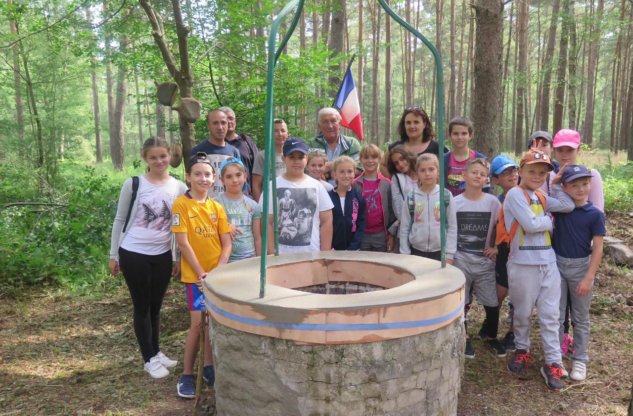 <b></b> Les enfants de l’école primaire ont participé à la restauration d’un puits datant de la Première Guerre mondiale.