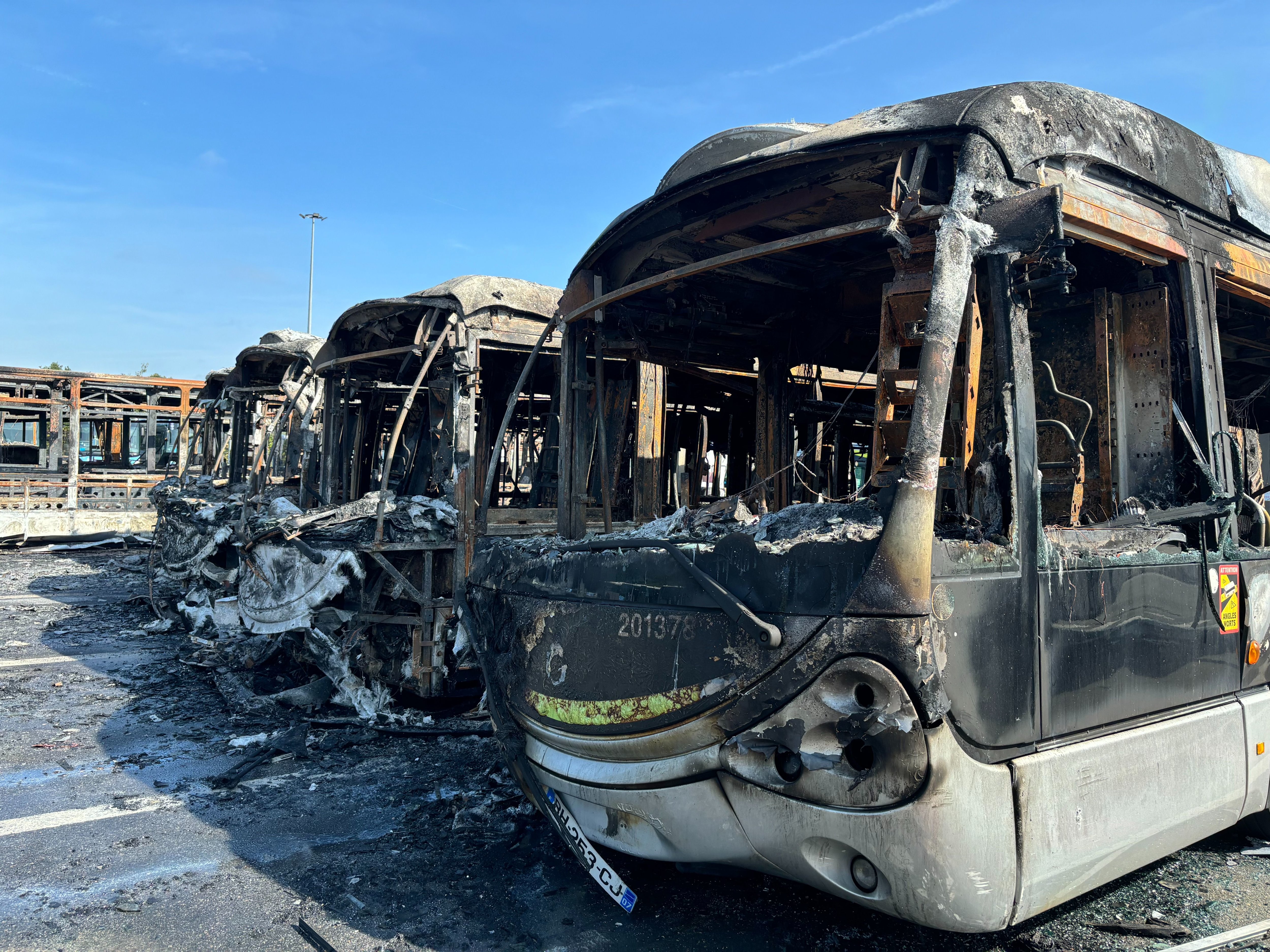 Lieusaint, dimanche 1er septembre. Après l'incendie de huit cars du site de Transdev à Lieusaint, le montant du préjudice est estimé à 2,5 millions d’euros pour la société de transport francilienne. LP/Cécilia Leriche