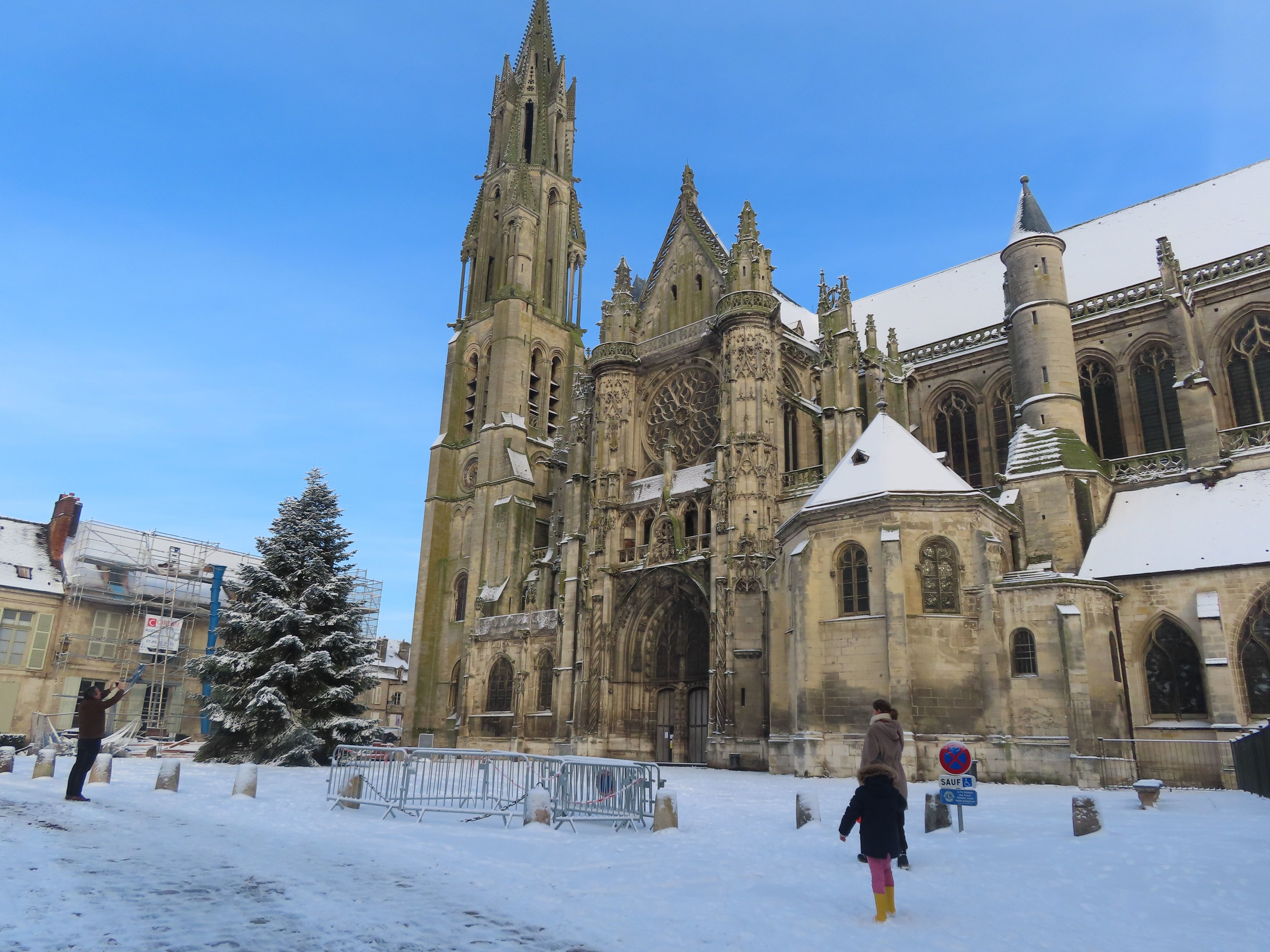 La cathédrale de Senlis va demeurer fermée au public pendant plusieurs mois, le temps de réaliser des travaux sur le système électrique endommagé par un incendie en décembre.