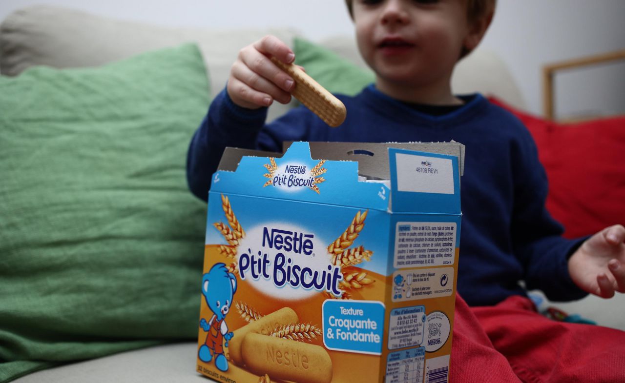 Le géant de l'alimentation Nestlé, mis en cause la semaine passée par l'ONG suisse Public Eye, réfute jeudi les accusations selon lesquelles il traiterait les bébés différemment dans les pays émergents en commercialisant des produits avec du sucre ajouté. LP/ Olivier Arandel.