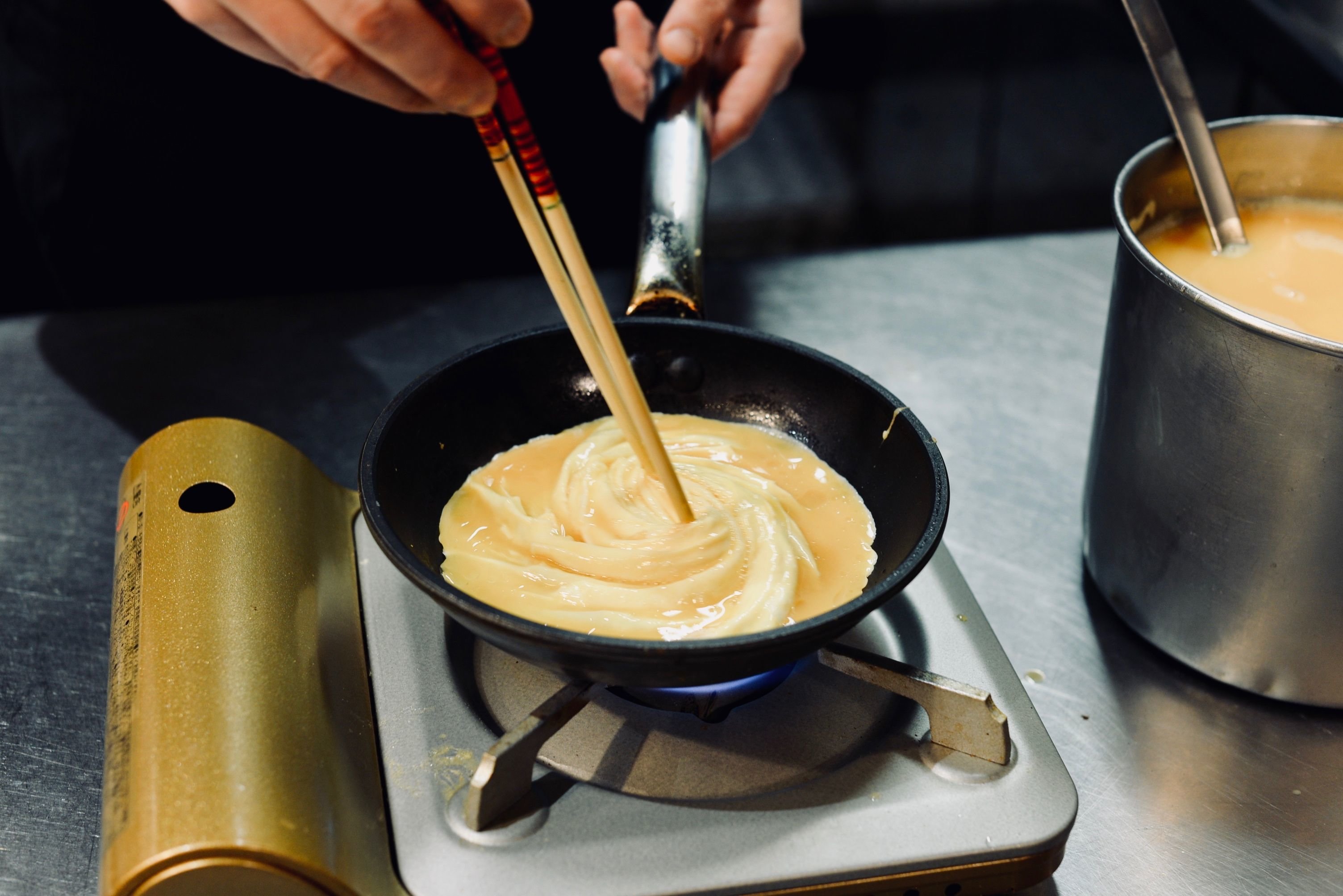 L'omurice, vous connaissez ? Cette omelette japonaise roulée au riz se fait une place dans nos assiettes. LP/Joffrey Vovos