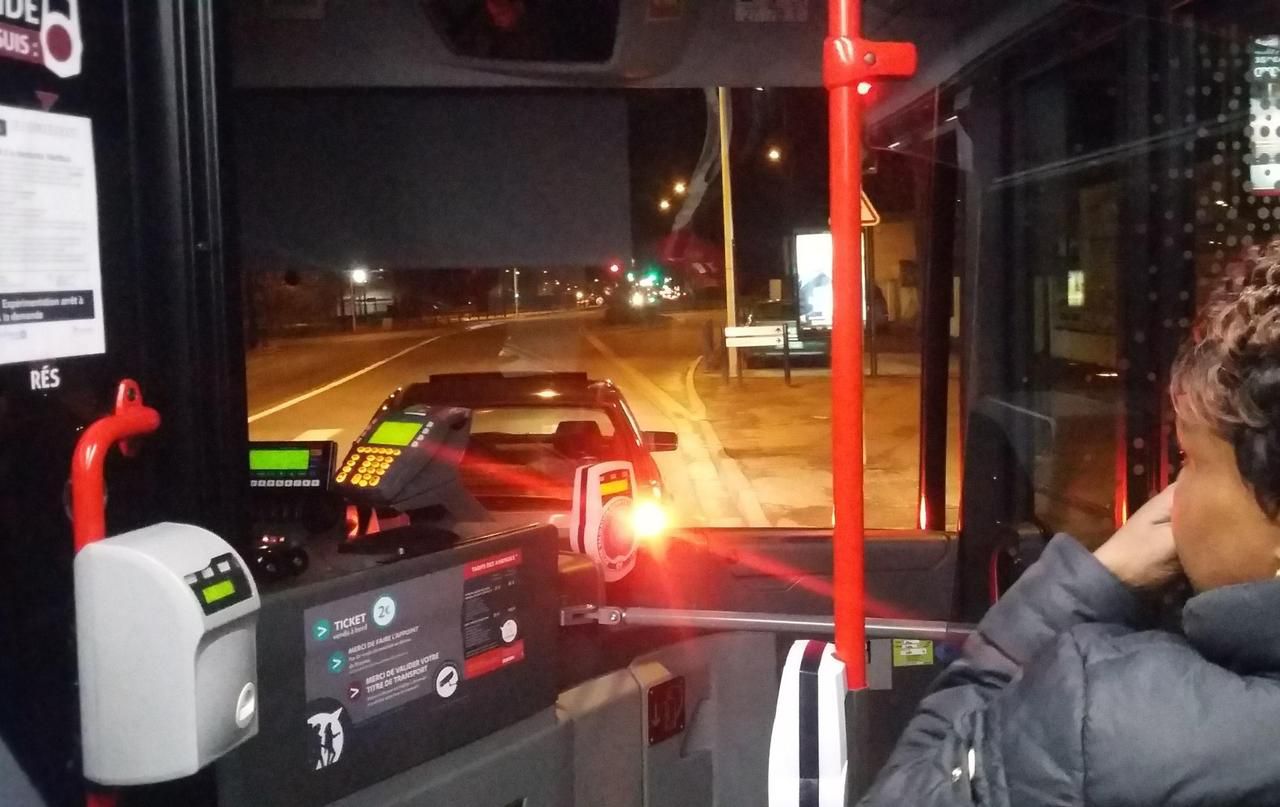 <b></b> Dammarie-les-Lys, ce mardi soir. Hélène n’a pas vu ni lu l’annonce de l’arrêt des bus à la demande pourtant affichée près d’elle, derrière le chauffeur.