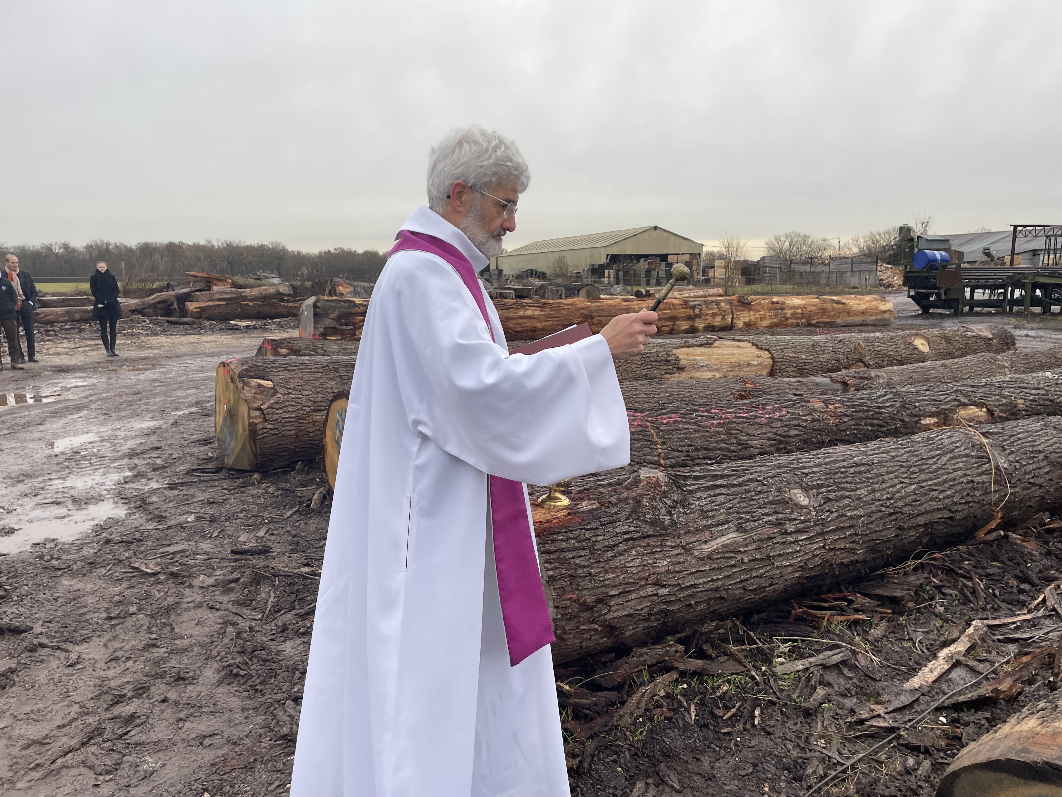 Le curé de Chantilly a béni les chênes qui serviront à la reconstruction de la flèche de la cathédrale. LP/Olivia Villamy