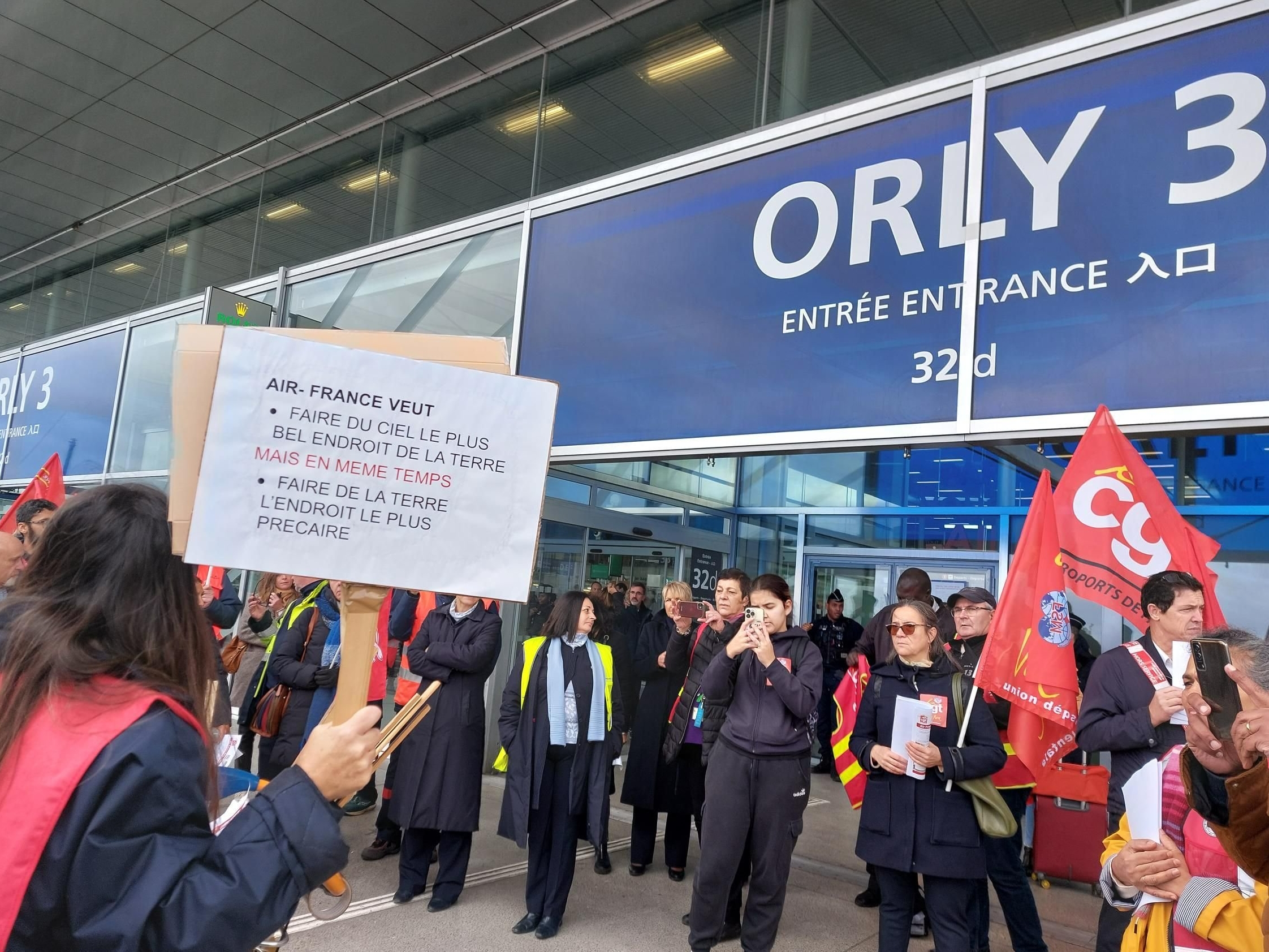 Aéroport d'Orly, ce vendredi 10 novembre. Une quarantaine de salariés d'Air France ont manifesté contre la décision de la compagnie de regrouper ses vols à Roissy. LP/Laure Parny