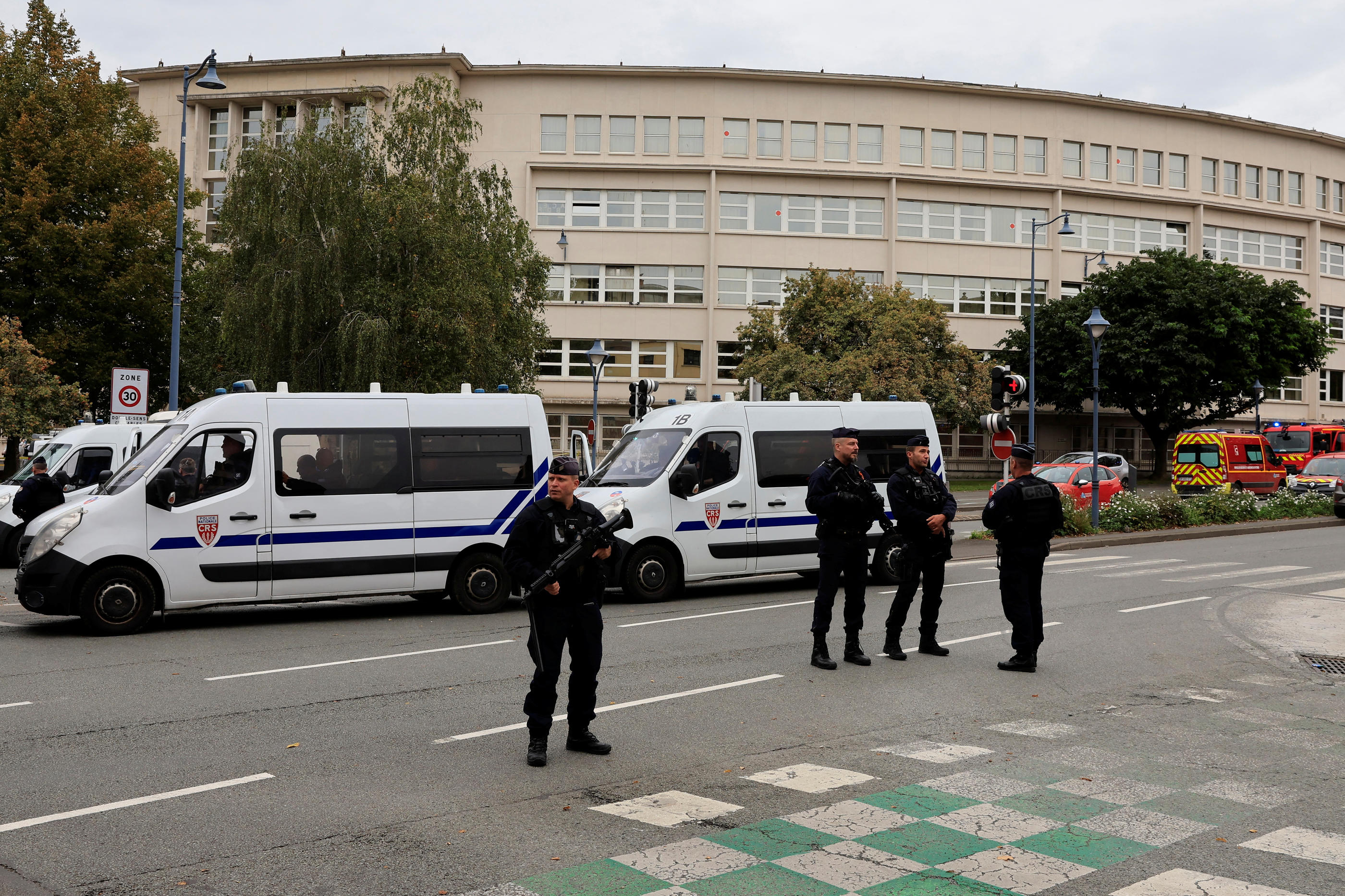 La police sécurise la zone après qu'un enseignant a été tué, ce vendredi à Arras, lors d'une attaque au couteau. Reuters/Pascal Rossignol