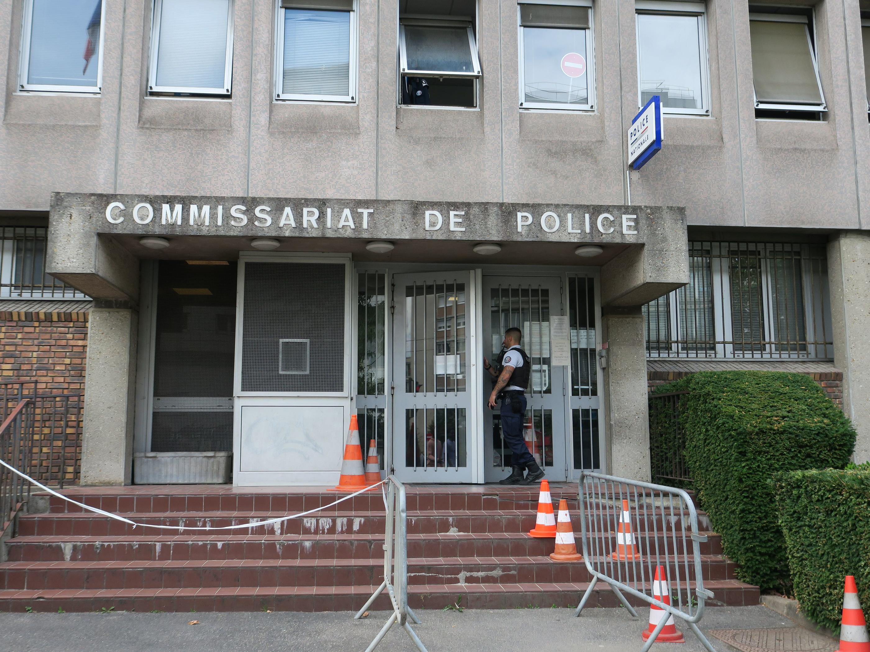 Vitry-sur-Seine, août 2022. Après l'attaque de cet été, le commissariat ne portait pas de traces visibles. Deux véhicules avaient été partiellement détruits. LP/Laure Parny