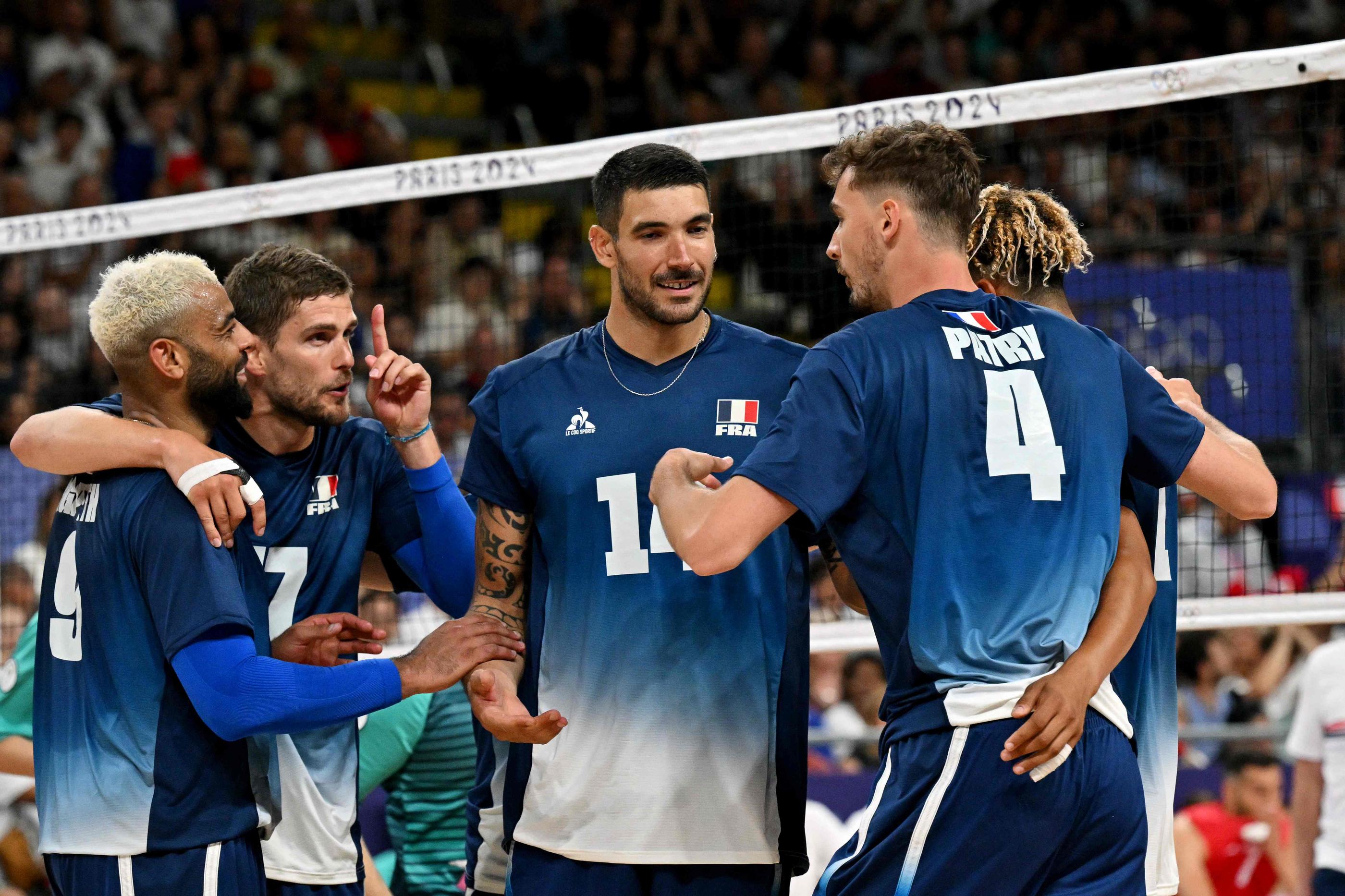 L'équipe de France de volley a réussi son entrée en lice face à la Serbie avec une victoire en cinq sets. Andrej ISAKOVIC / AFP