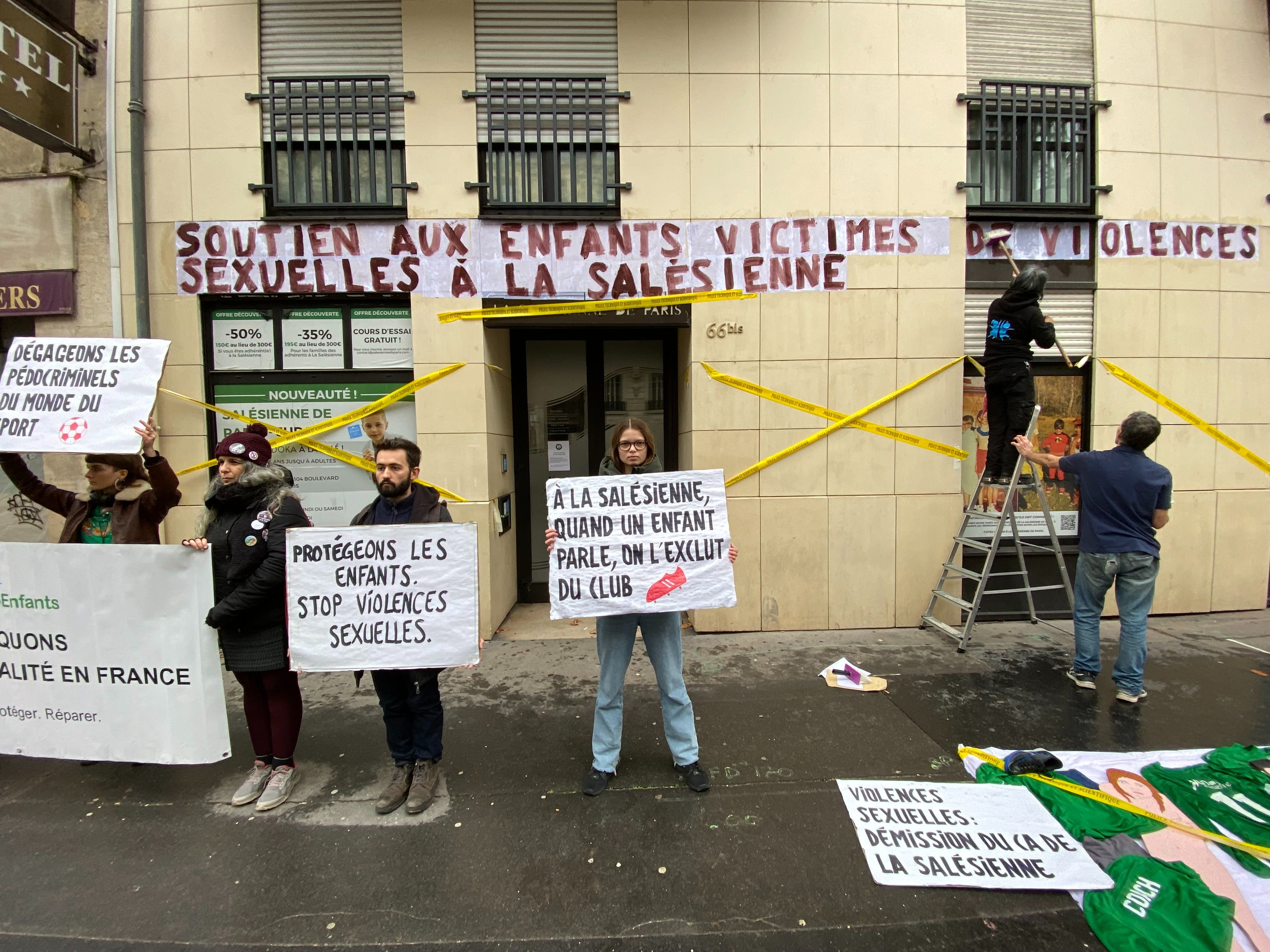 Paris (XVIIe), le 4 janvier. Une dizaine de militants de l'association Mouv'enfants ont manifesté leur soutien aux victimes présumées de violences sexuelles devant les locaux du club de la Salésienne. LP/Auguste Canier
