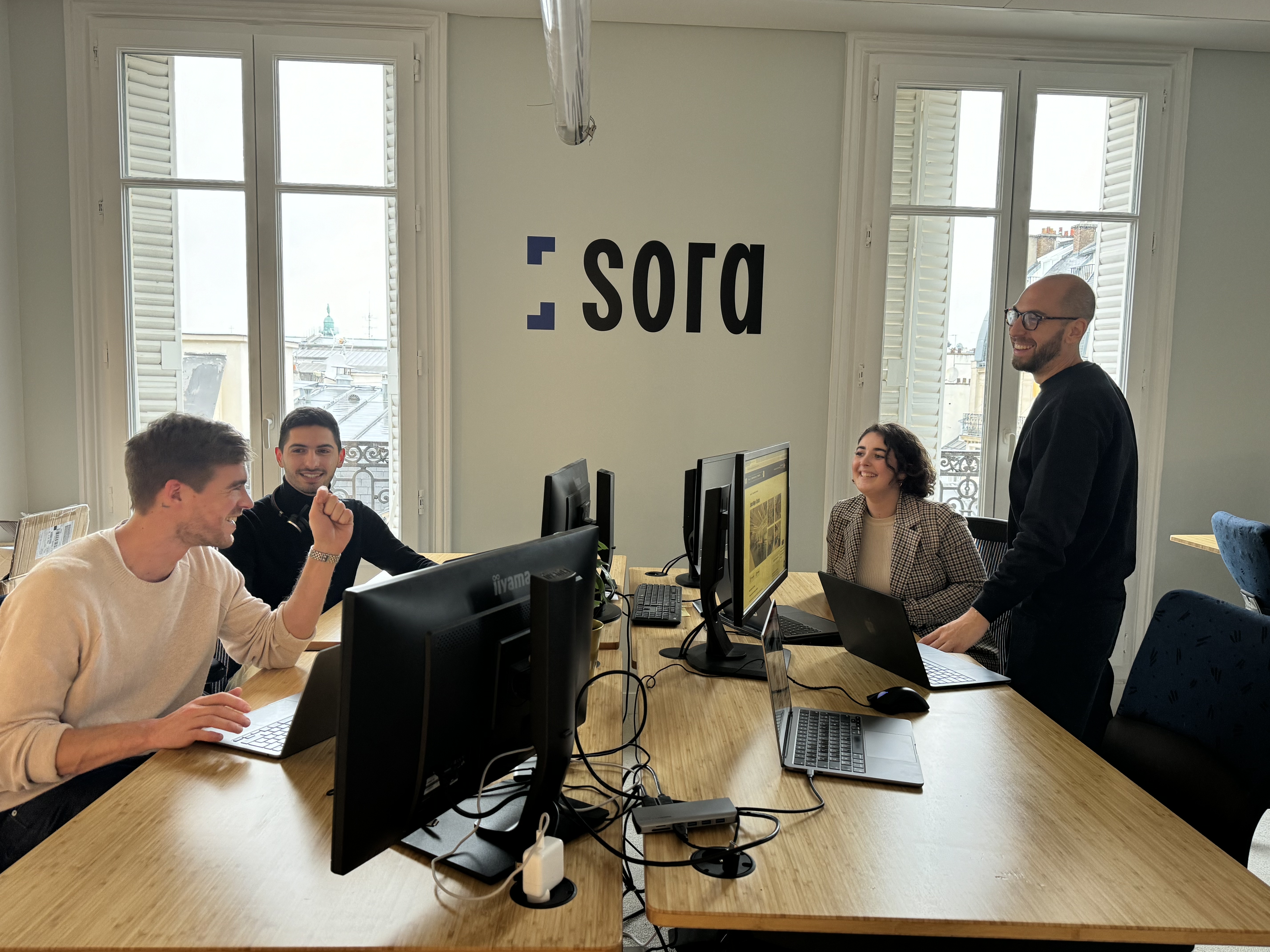 La start-up Sora vient de lancer une idée novatrice pour optimiser l'occupation des bureaux vides. Romain Allouch (debout à droite) en est le fondateur. DR