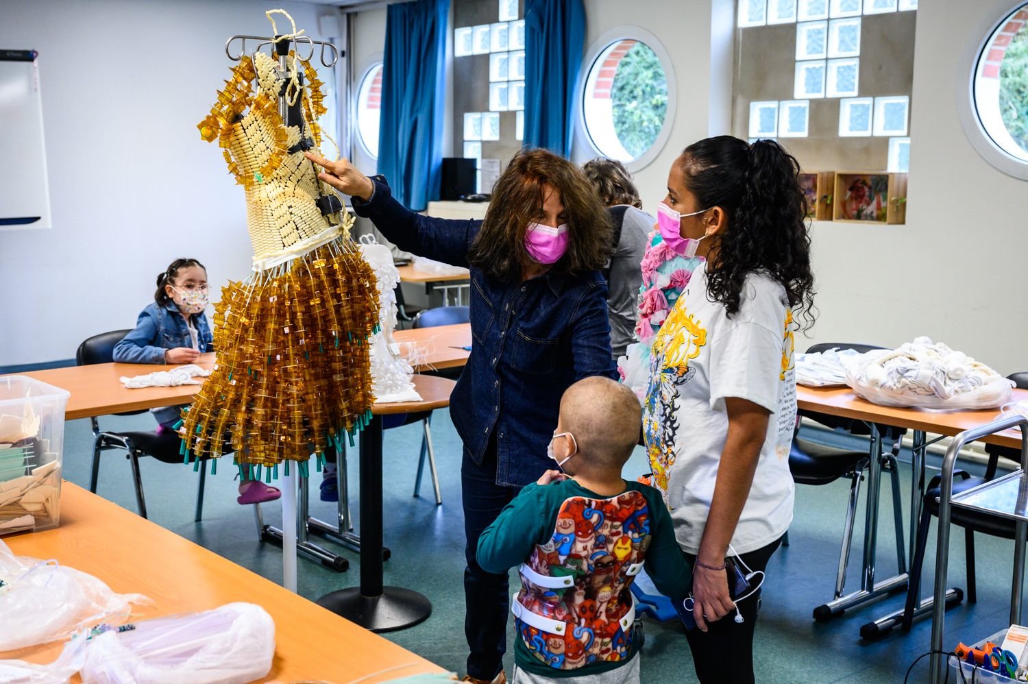 Les patients de l’hôpital pour enfants de Margency (Val-d'Oise) ont confectionné pendant 18 mois des costumes exposés au musée de la Renaissance à Écouen, sous la supervision de l'artiste Caroline Desnoëttes. Fabrice Gaboriau