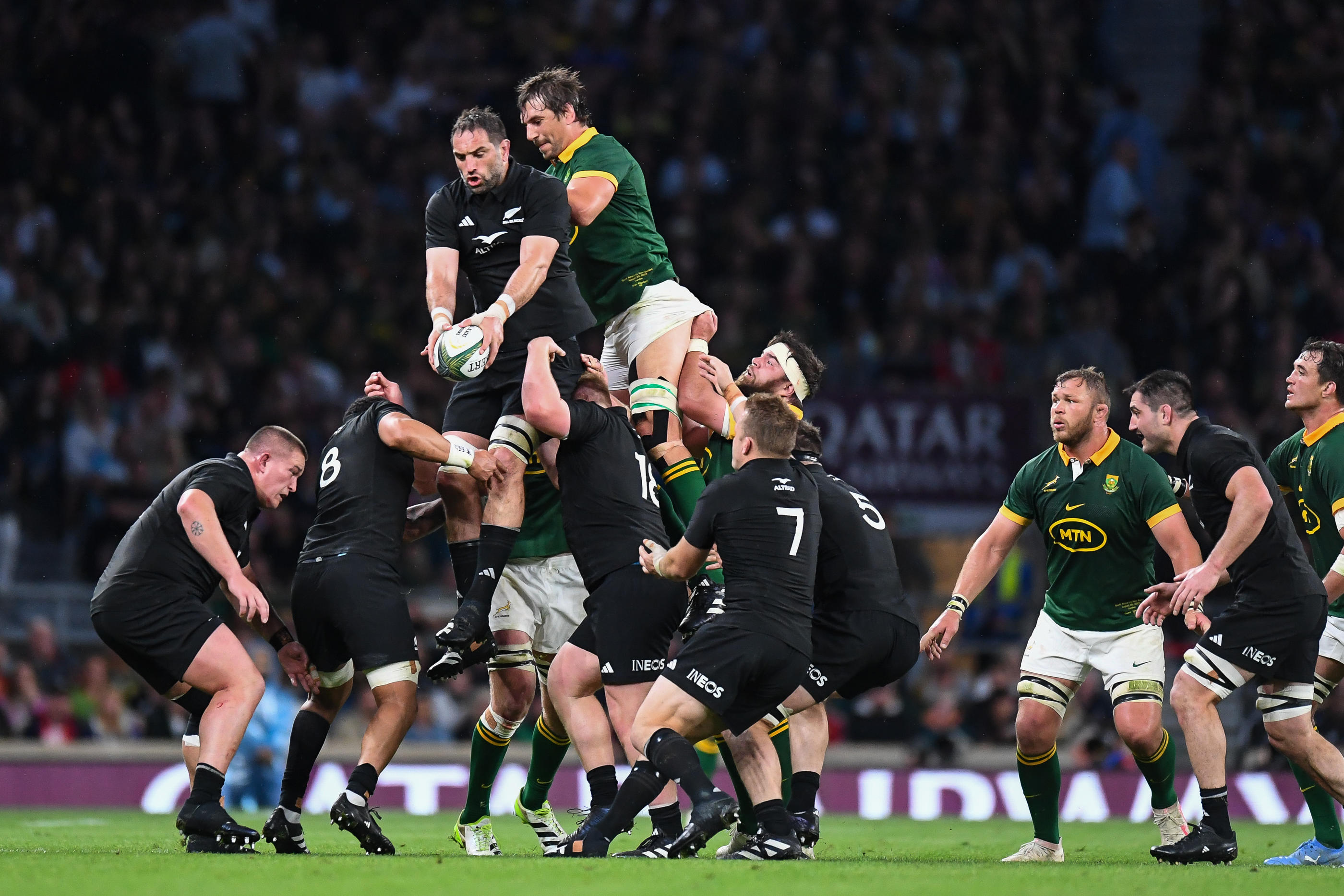 Sam Whitelock et Eben Etzebeth, ici au duel aérien, seront à nouveau face-à-face ce samedi. Photo Icon sport