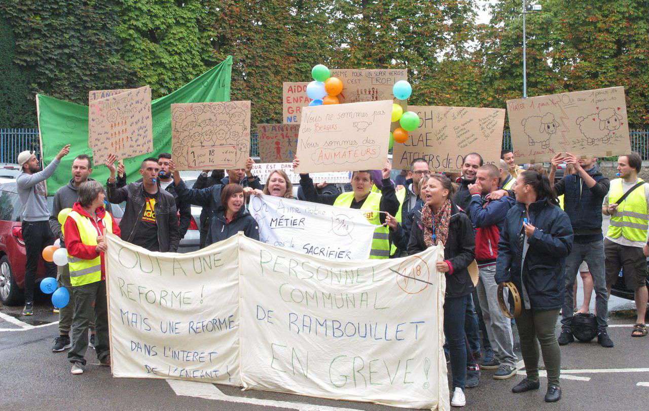 París, Francia - 21 de mayo de 2016: la gente en cola Les Journees