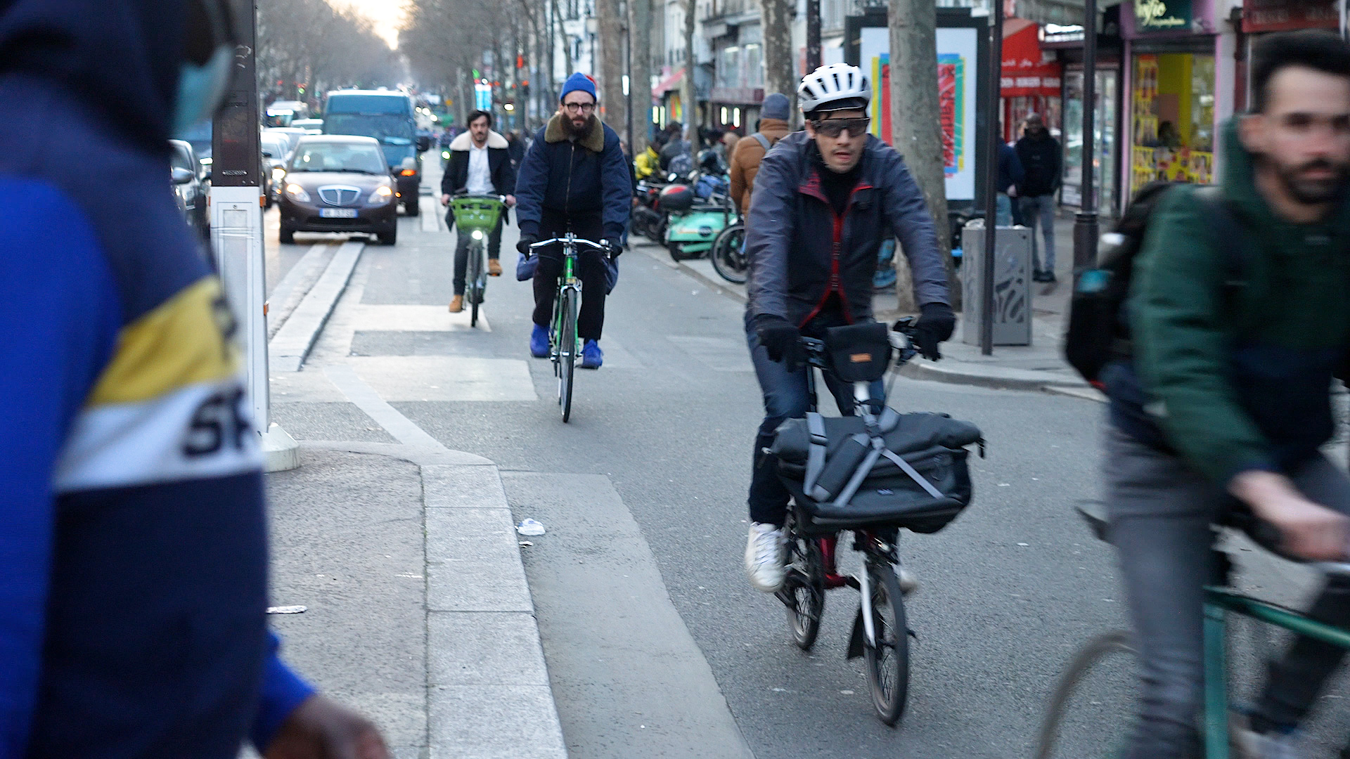 Le baromètre de la FUB, une association majeure de cyclistes, publie son baromètre des villes cyclables. Cette vaste enquête citoyenne pointe, entre autres, un manque de politiques cyclables ambitieuses de la municipalité parisienne depuis deux ans, selon les associations.