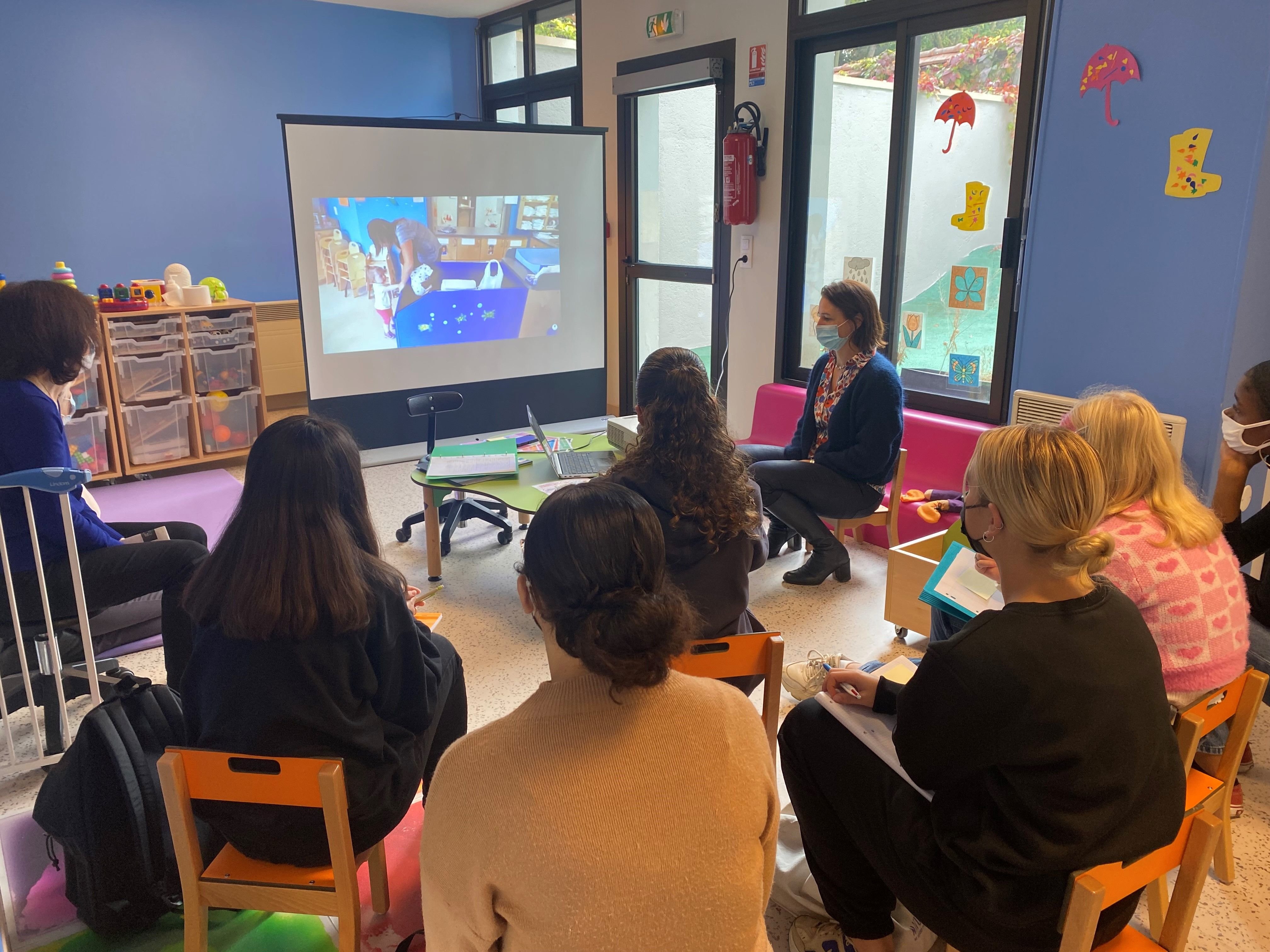 Thiais, ce mardi. Six des douze participants de l'Opération baby-sitting assisent à la partie théorique de l'atelier petite enfance, avant de passer à la mise en pratique avec le changement de couche, la préparation du biberon et l'organisation de jeux. LP/Inès Chaïeb