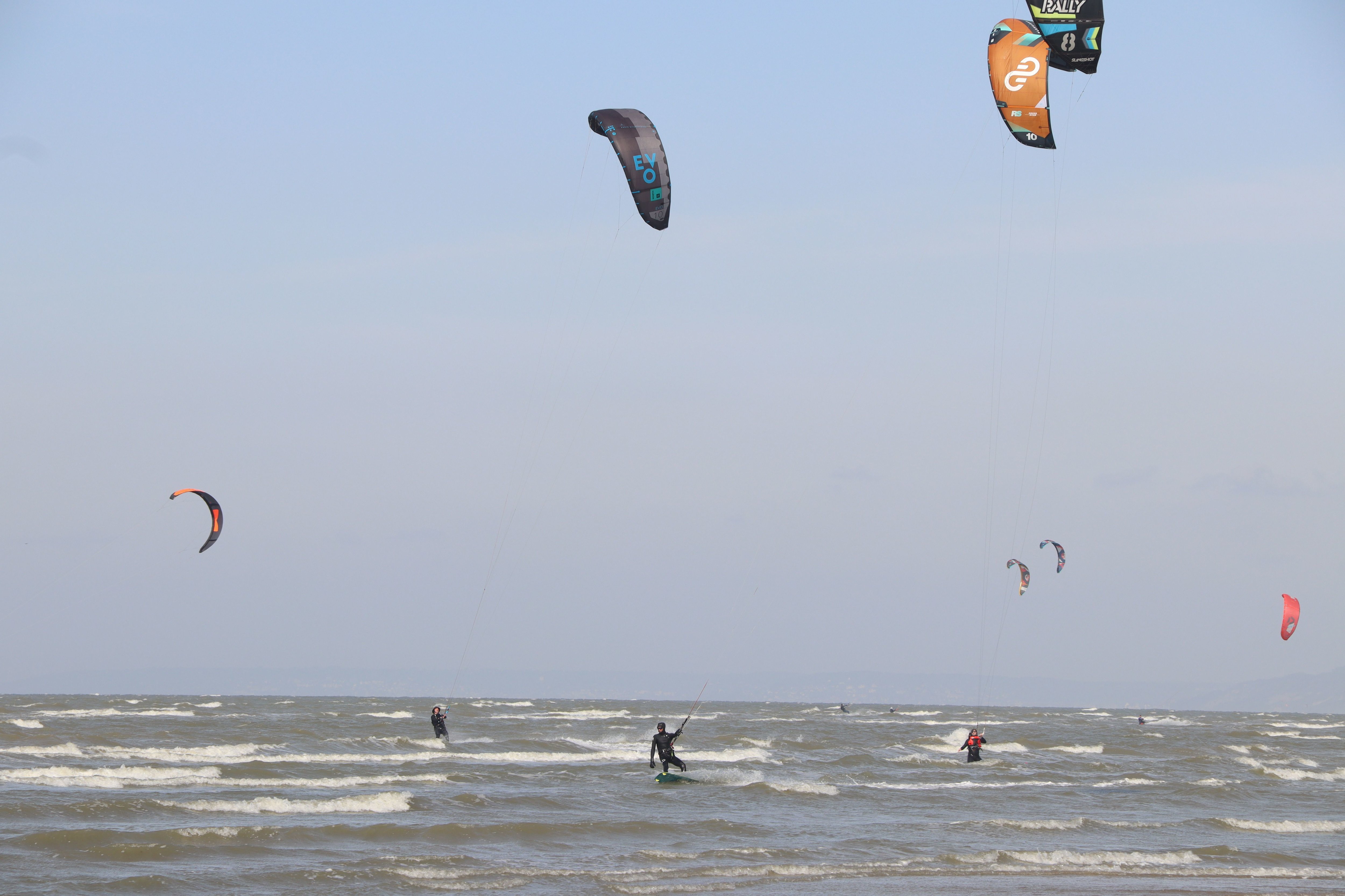Des dizaines de kite-surfeurs ont profité, durant le week-end de l'Ascension, d'un vent favorable sur les grandes plages de Merville-Franceville (Calvados). LP/Esteban Pinel
