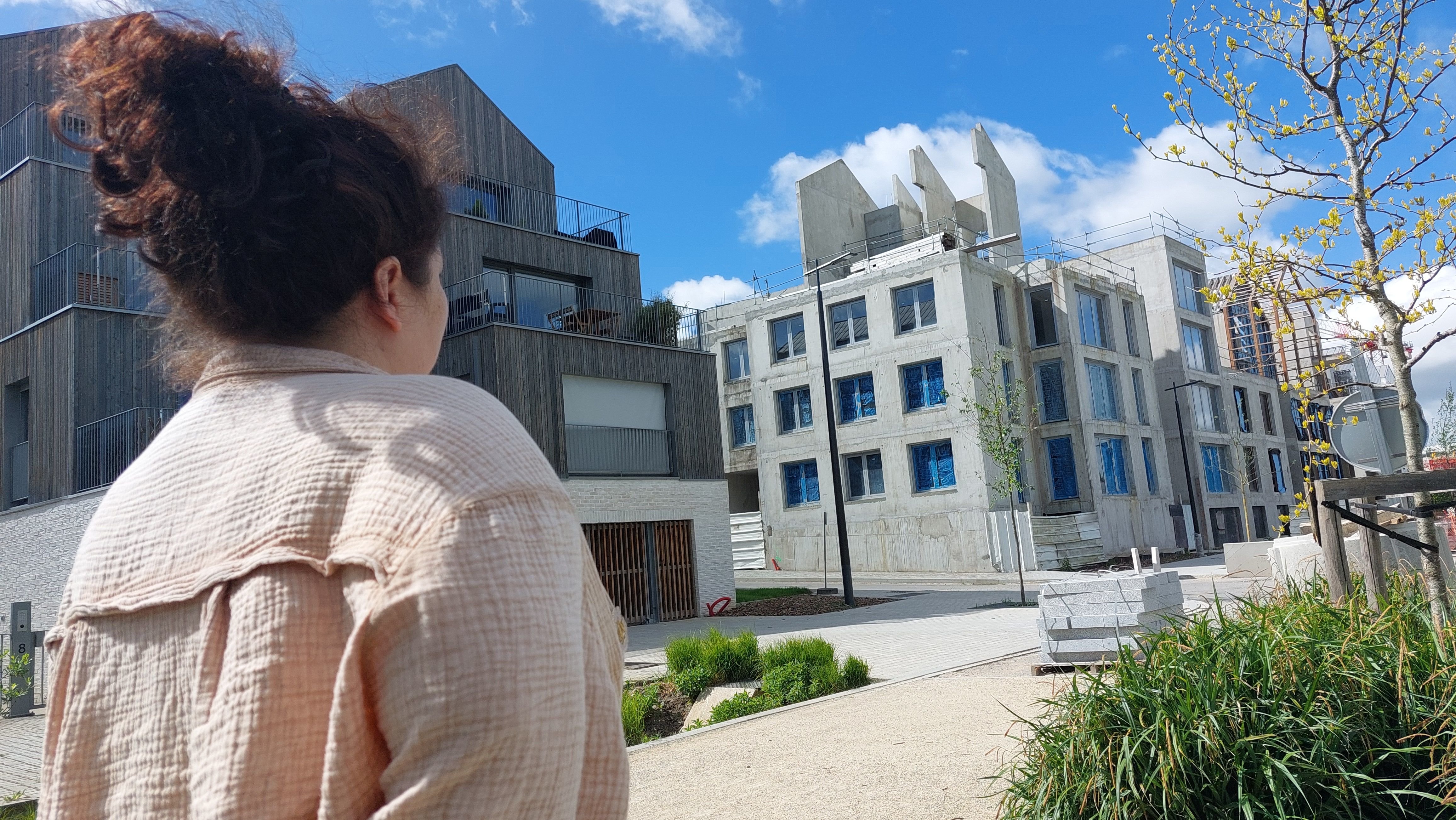 Noisy-le-Grand (Seine-Saint-Denis), lundi 16 avril. Aurélie contemple son futur appartement qui devait être livré en 2022. Le chantier est à l'arrêt depuis novembre 2021. LP/Elsa Marnette