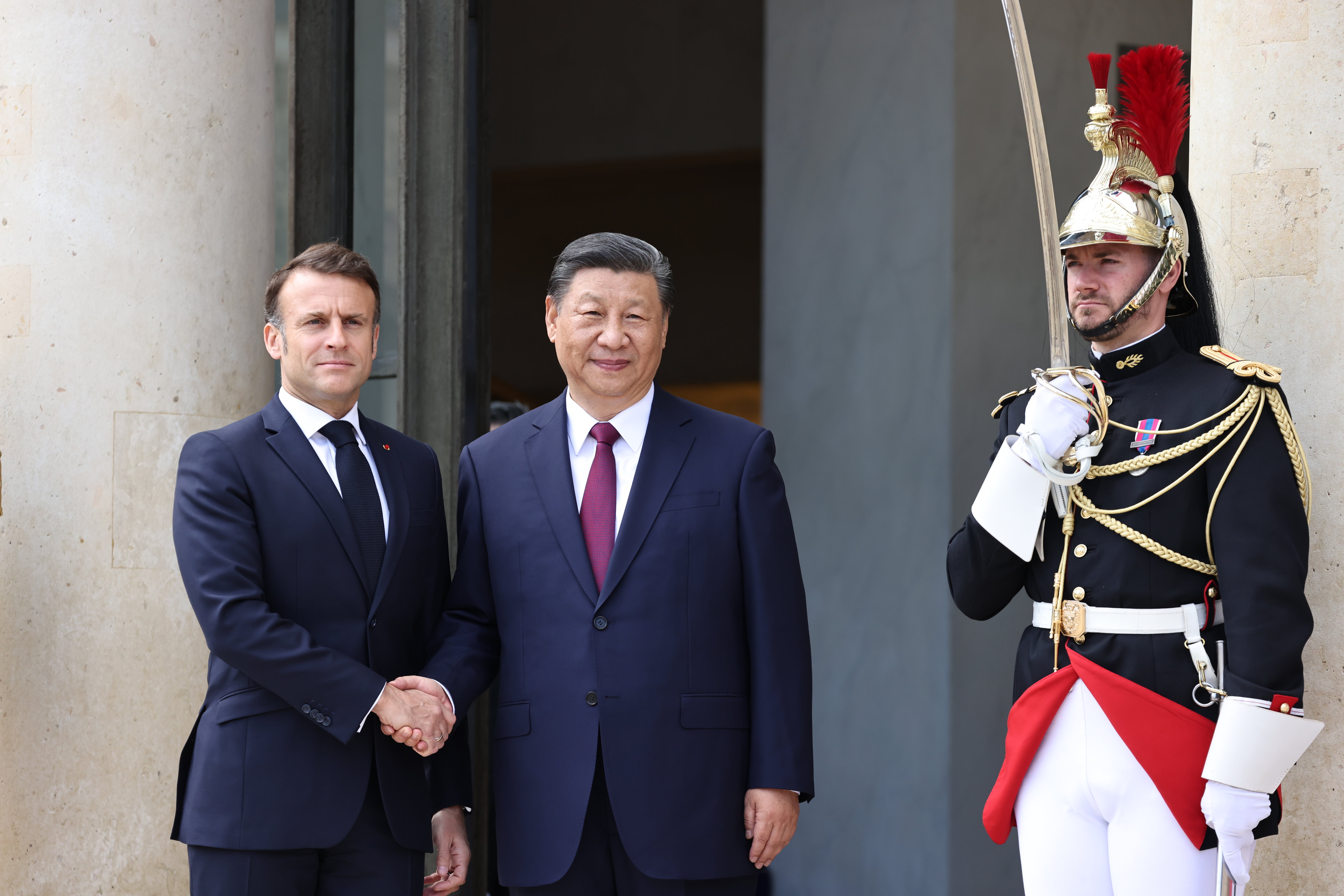 Emmanuel Macron accueillant le président chinois Xi Jinping, ce lundi matin à l'Elysée. LP/Fred Dugit