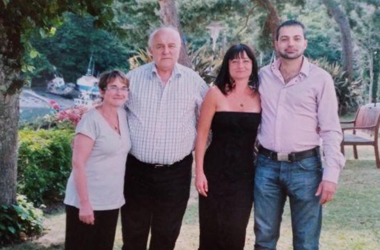 <b></b> Jean-Pierre Charbonnier (deuxième à partir de la gauche), ici en famille, a été exécuté le 9 février 2010 à Sarcelles (Val-d’Oise), Son meurtrier court toujours