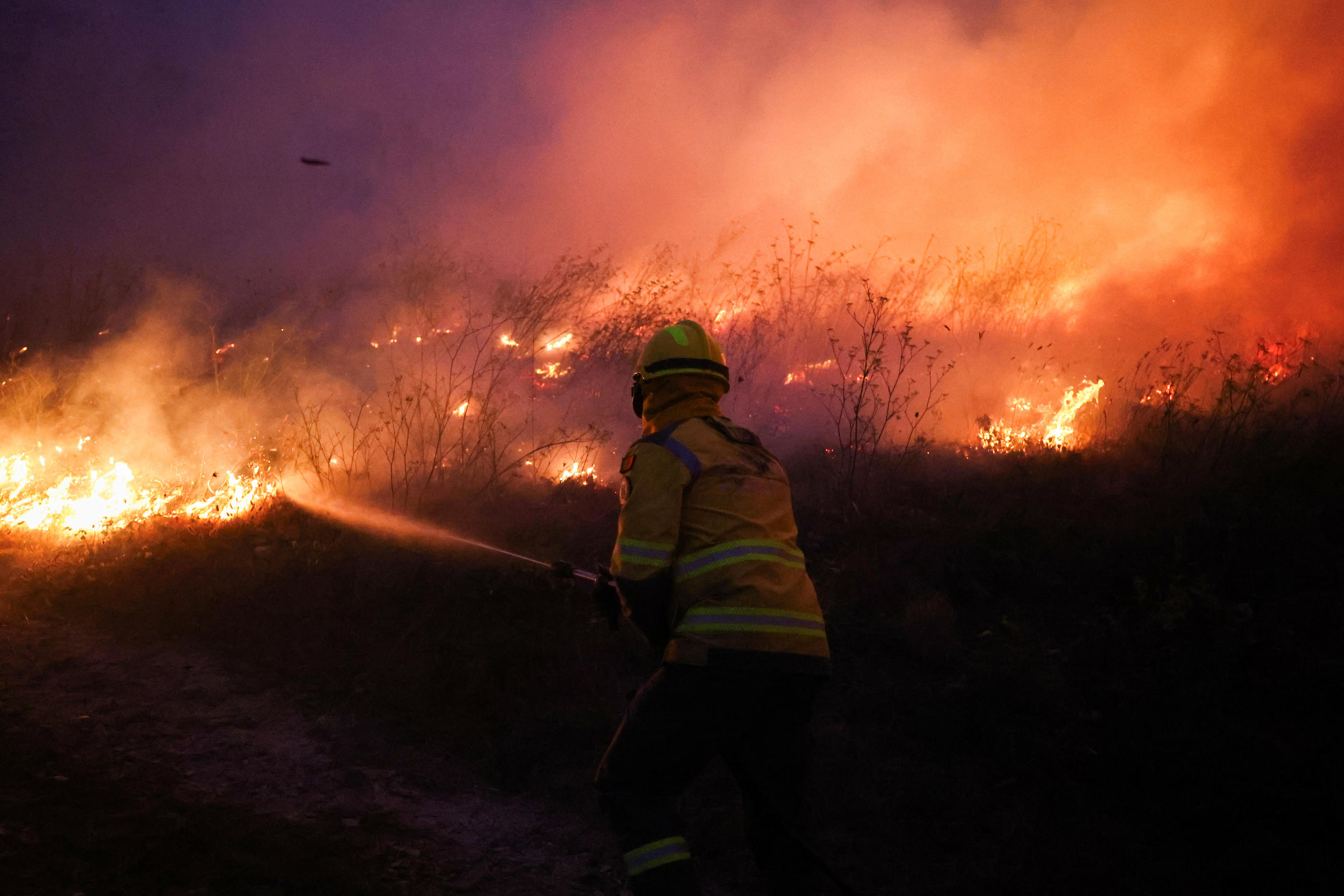 Un pompier luttant contre un feu de forêt à Veiga (Portugal), le 17 septembre 2024. Reuters/Pedro Nunes