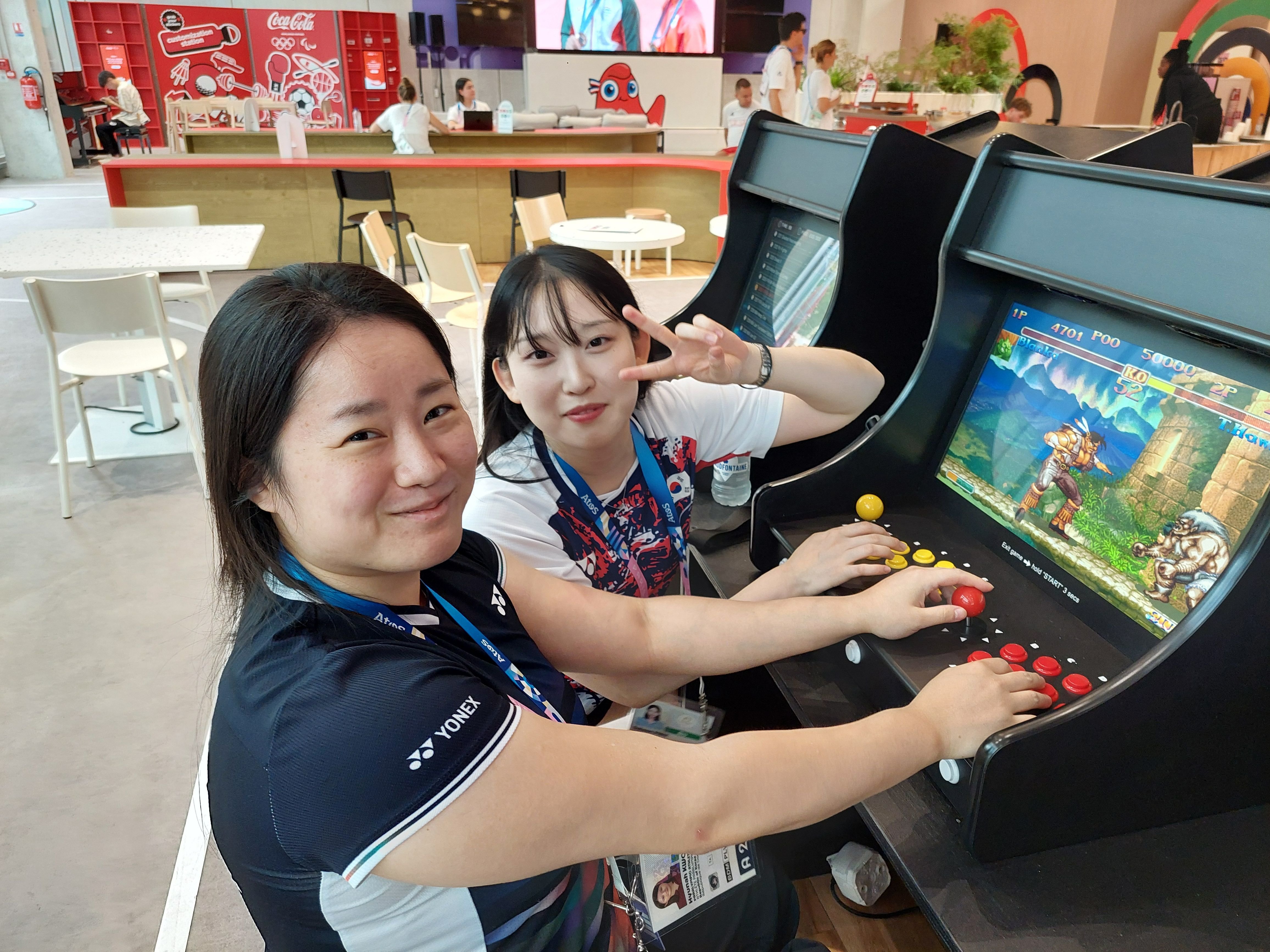 Dans la salle d'arcade du Village des athlètes en Seine-Saint-Denis, Hyunah Kwon, joueuse sud-coréenne de para-badminton en fauteuil roulant, défie sa coach Subeen Park. LP/Vincent Mongaillard