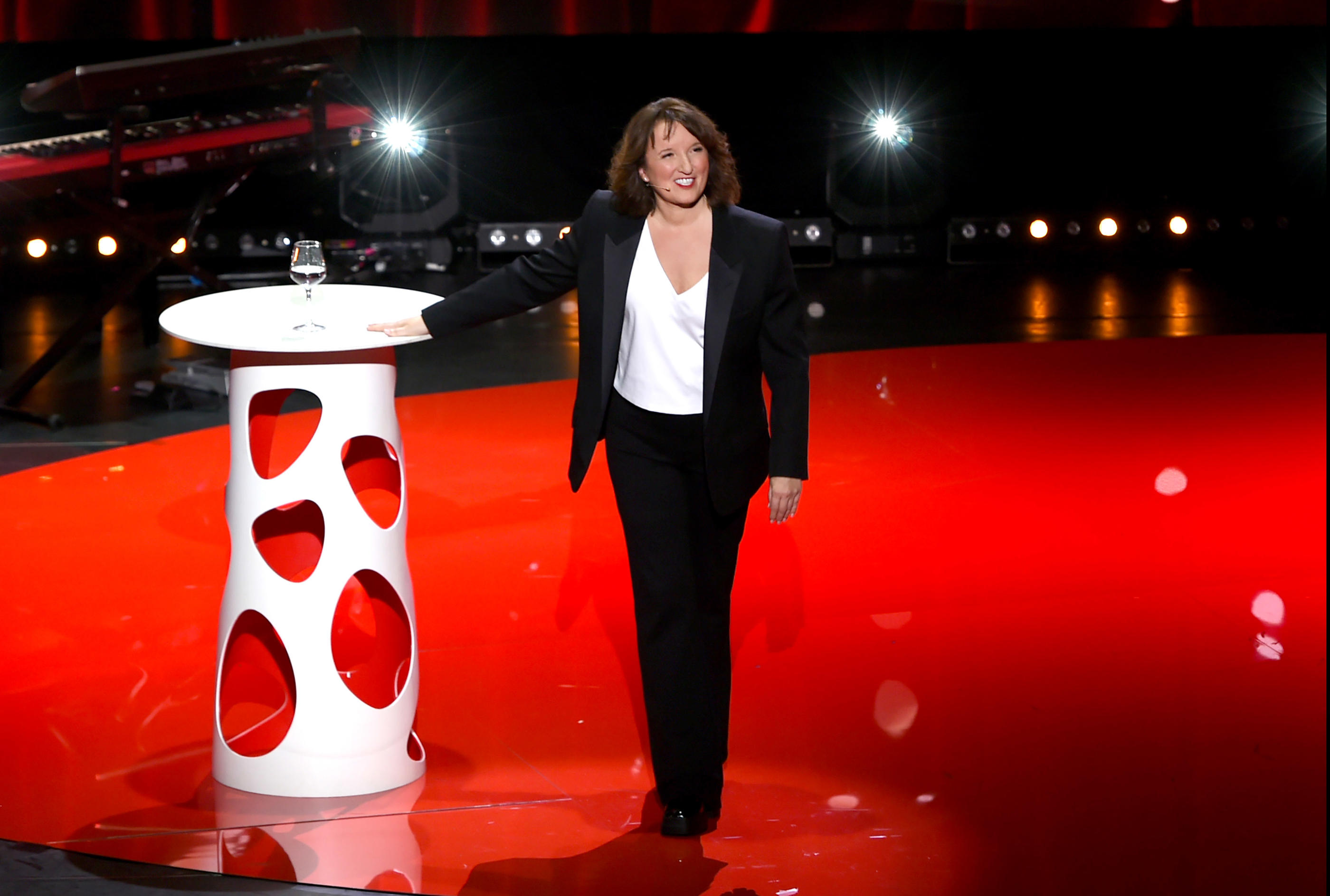 Pétillante, toujours vêtue de rouge... l'humoriste Anne Roumanoff  fête ses trente-cinq ans de carrière sur la scène de l’Olympia. COMEDIE+/Vanessa Vercel