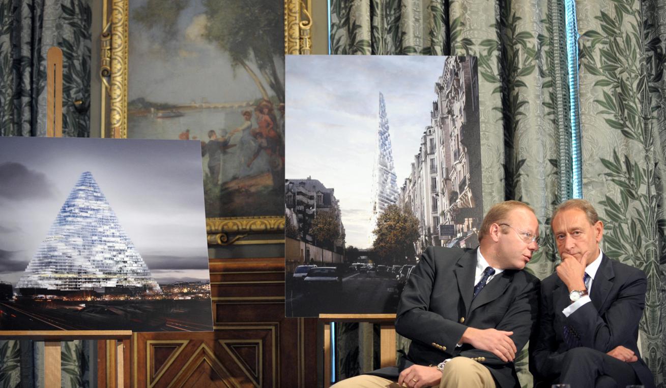 Le 25 septembre 2008, le maire de Paris Bertrand Delanoë (à droite) présente, en compagnie de Guillaume Poitrinal, président d’Unibail, le projet de construction de la tour Triangle à la porte de Versailles (Paris XVe). AFP/OLIVIER LABAN-MATTEI