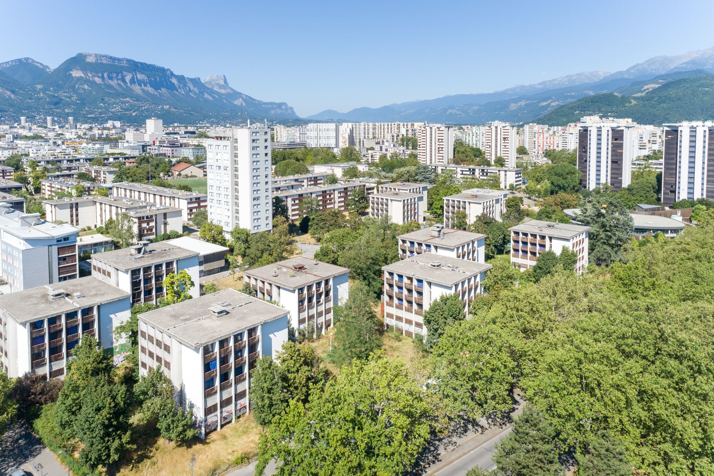 L'État lance un appel d'offres auprès des promoteurs pour racheter les 10 000 m2 de résidences abandonnées et de terrain à Grenoble (Isère). Cessions.immobilier-etat.gouv.fr