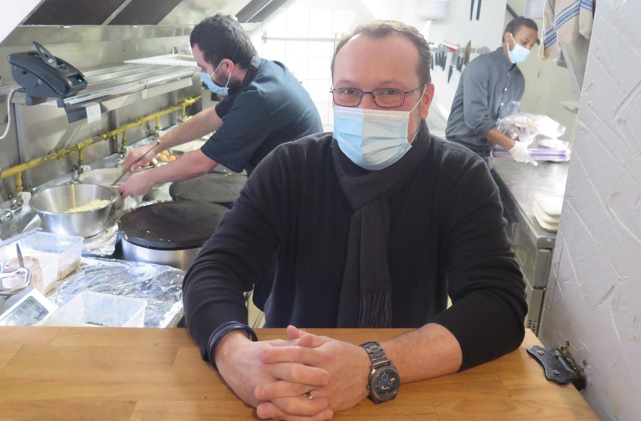 <b></b> Anthony Ferré, ici dans les cuisines de Label Crêpe à Pontoise, a renoncé à la livraison après une très mauvaise expérience avec Uber Eats.