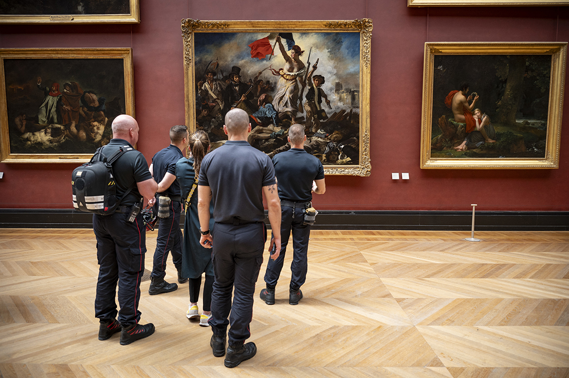 Des membres de la 43e compagnie devant «La Liberté guidant le peuple» (1830), d’Eugène Delacroix. Argos/Jéromine Derigny