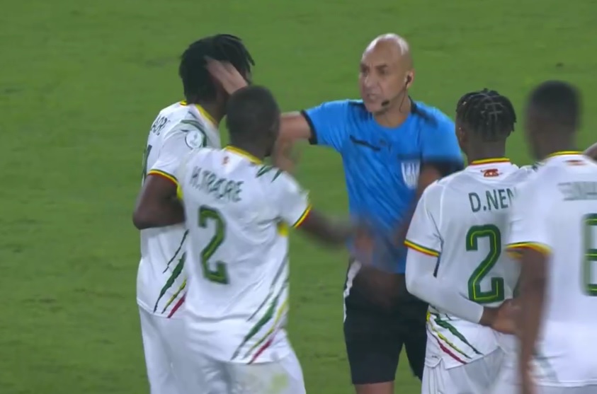 L'arbitre Mohamed Adel a repoussé avec virulence le capitaine malien Hamari Traoré à la fin du quart de finale (capture d'écran). LP/bein Sports