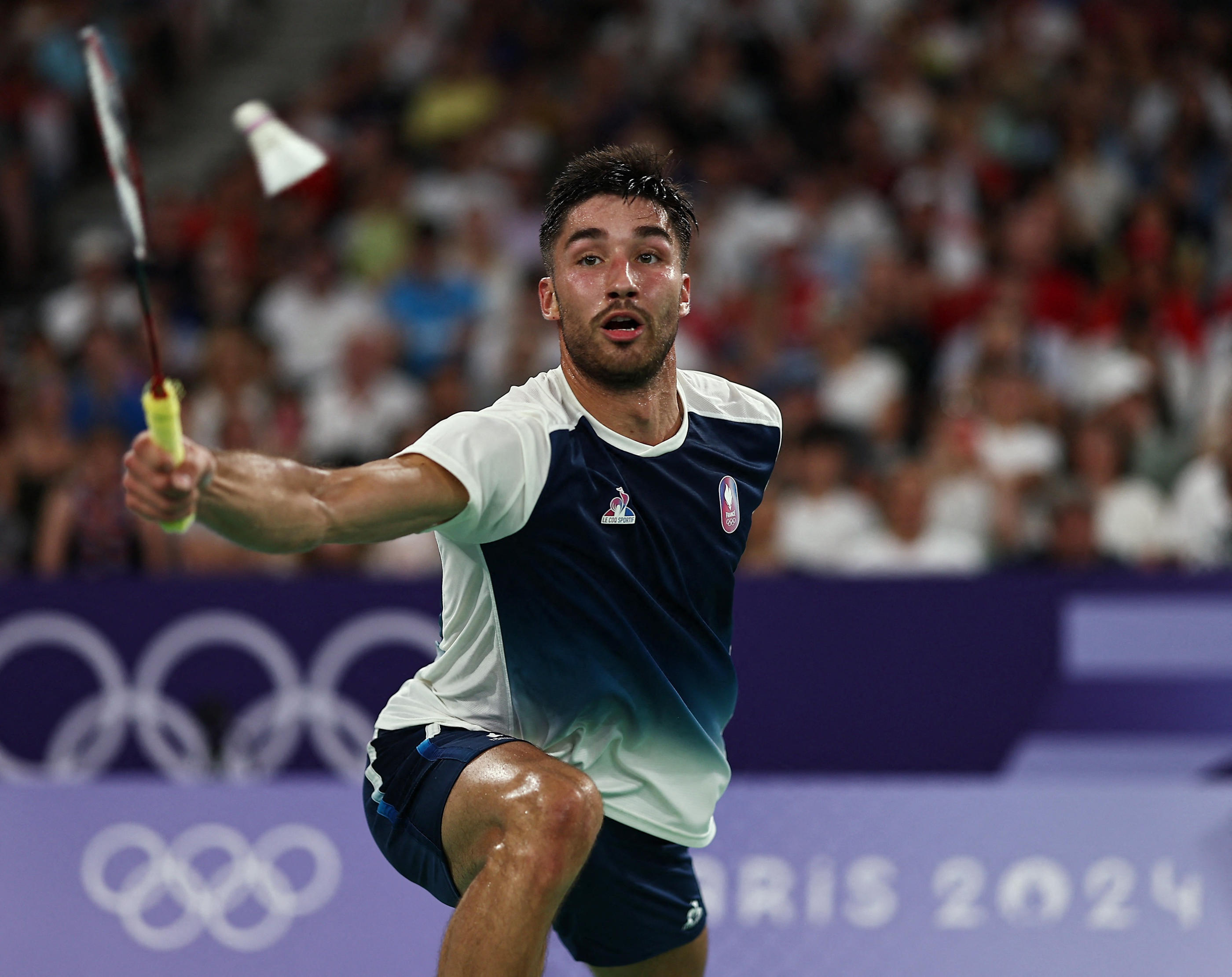 À l'instar des meilleurs joueurs mondiaux de badminton en lice aux JO de Paris, le Français Toma Junior Popov envoie son volant à environ 400 km/h. REUTERS/Ann Wang