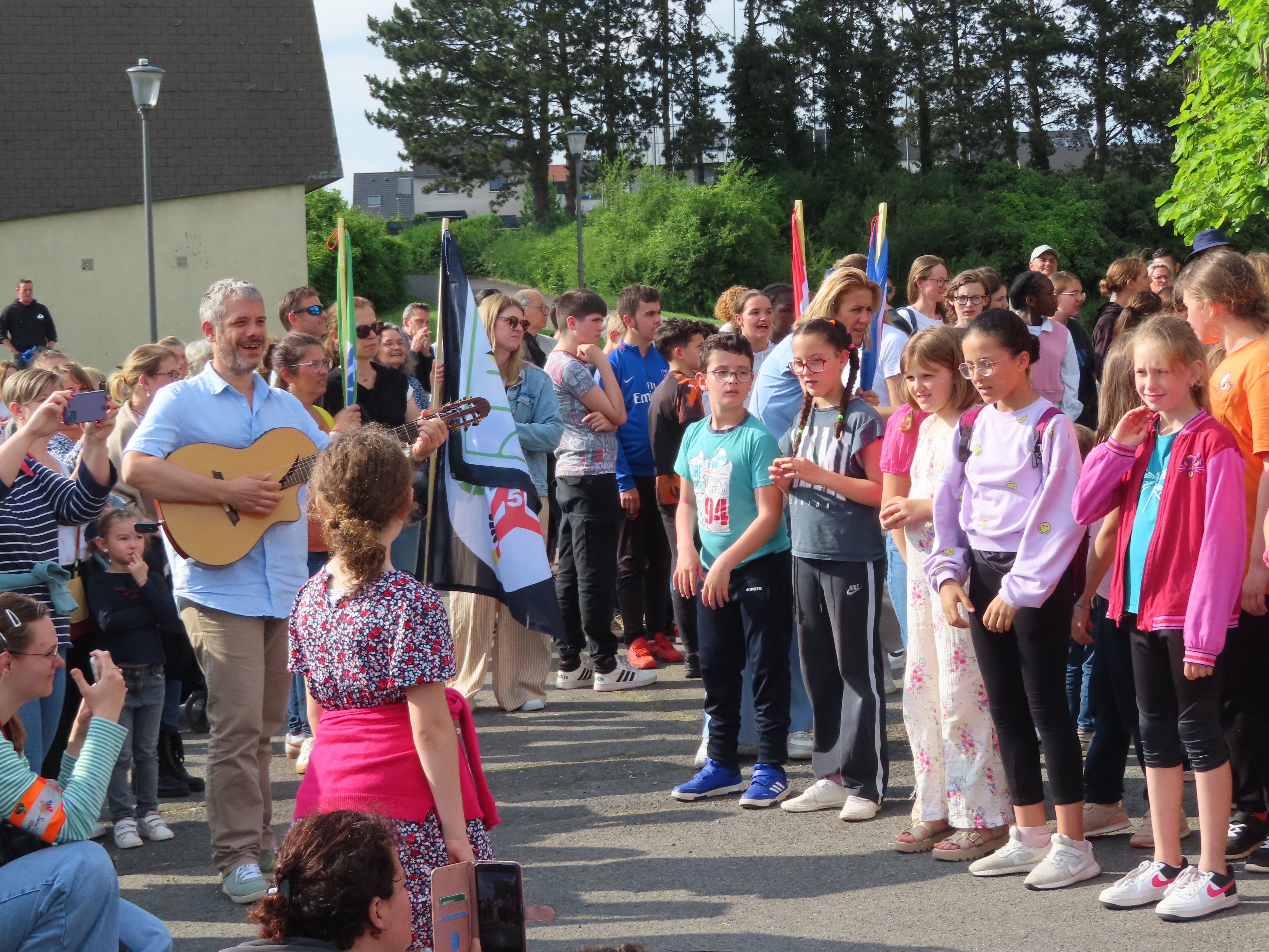 Saint-Leu-d'Esserent, le 20 juin. Accompagné à la guitare par Sébastien Guez, le compositeur de musique, les élèves de la ville ont chanté pour la première fois l'hymne de la commune, dont ils ont écrit les paroles. LP/H.S.