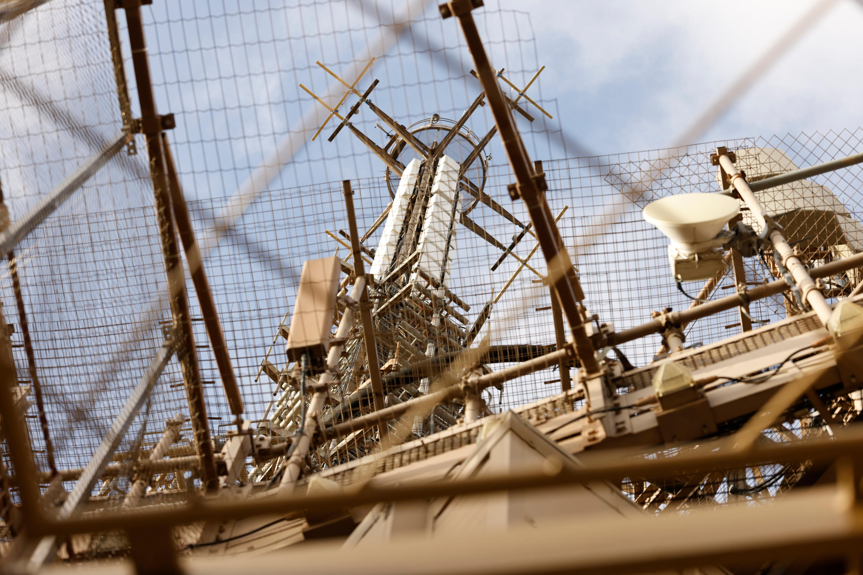 Le complexe assemblage des antennes s'étend sur 40 m de haut, au-dessus de la tête des touristes. LP/Olivier Corsan