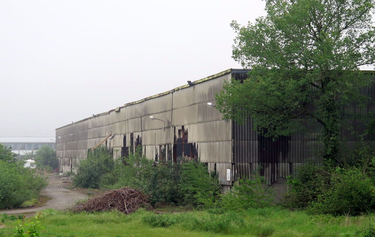 <b>Vernouillet, le 13 mai.</b> L’entrepôt de la société Eternit ravagé par un incendie en décembre 2012 devrait être démoli à la fin de l’année. 