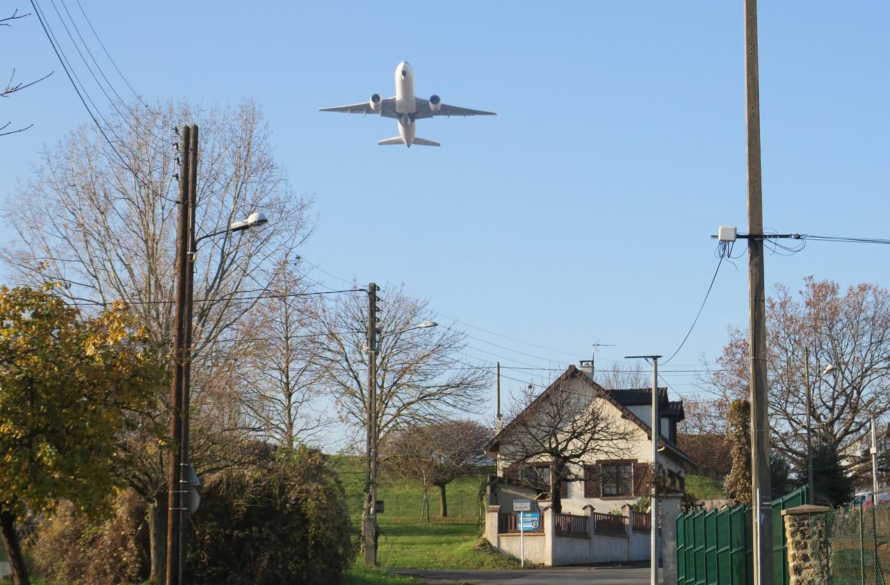 <b></b> Villeneuve-le-Roi, lundi 2 décembre. Les avions survolent de nouveau les habitants depuis lundi matin.