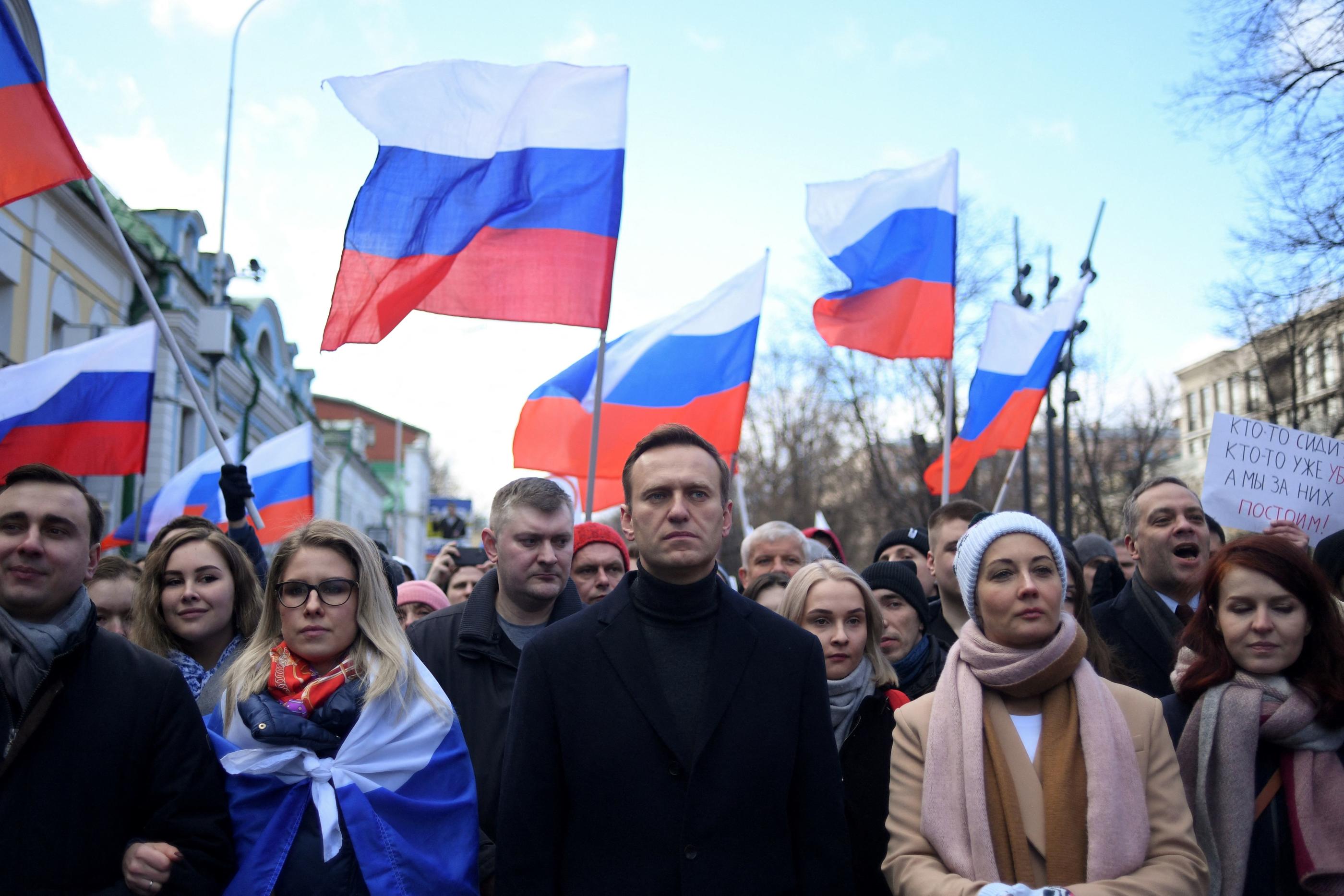 Alexeï Navalny, ici au côté de sa femme Yulia (à dr.) à Moscou en 2020, manifeste en hommage à l‘opposant russe Boris Nemtsov, assassiné en 2015. AFP/Kirill Kudryatsev