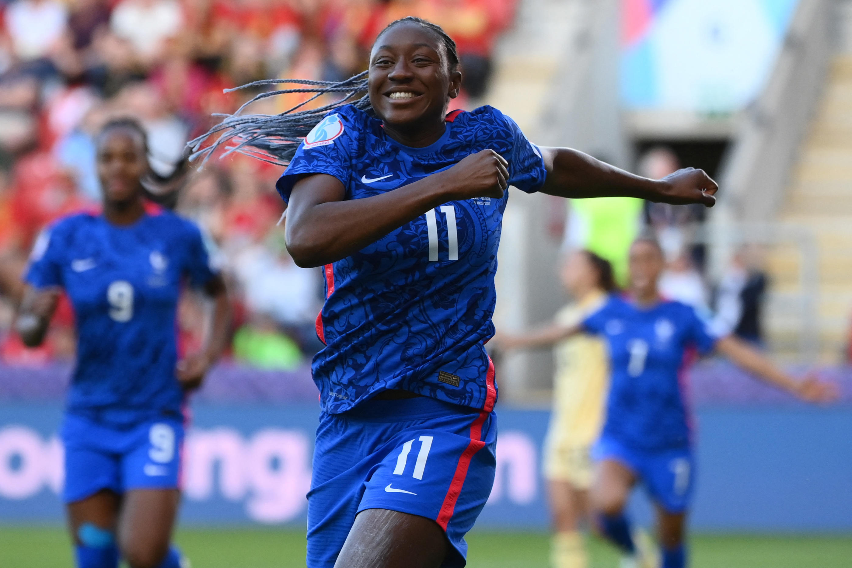 La joie de la buteuse Kadidiatou Diani et des Bleues qui se qualifient pour les quarts de finale de l'Euro féminin. AFP/Franck Fife