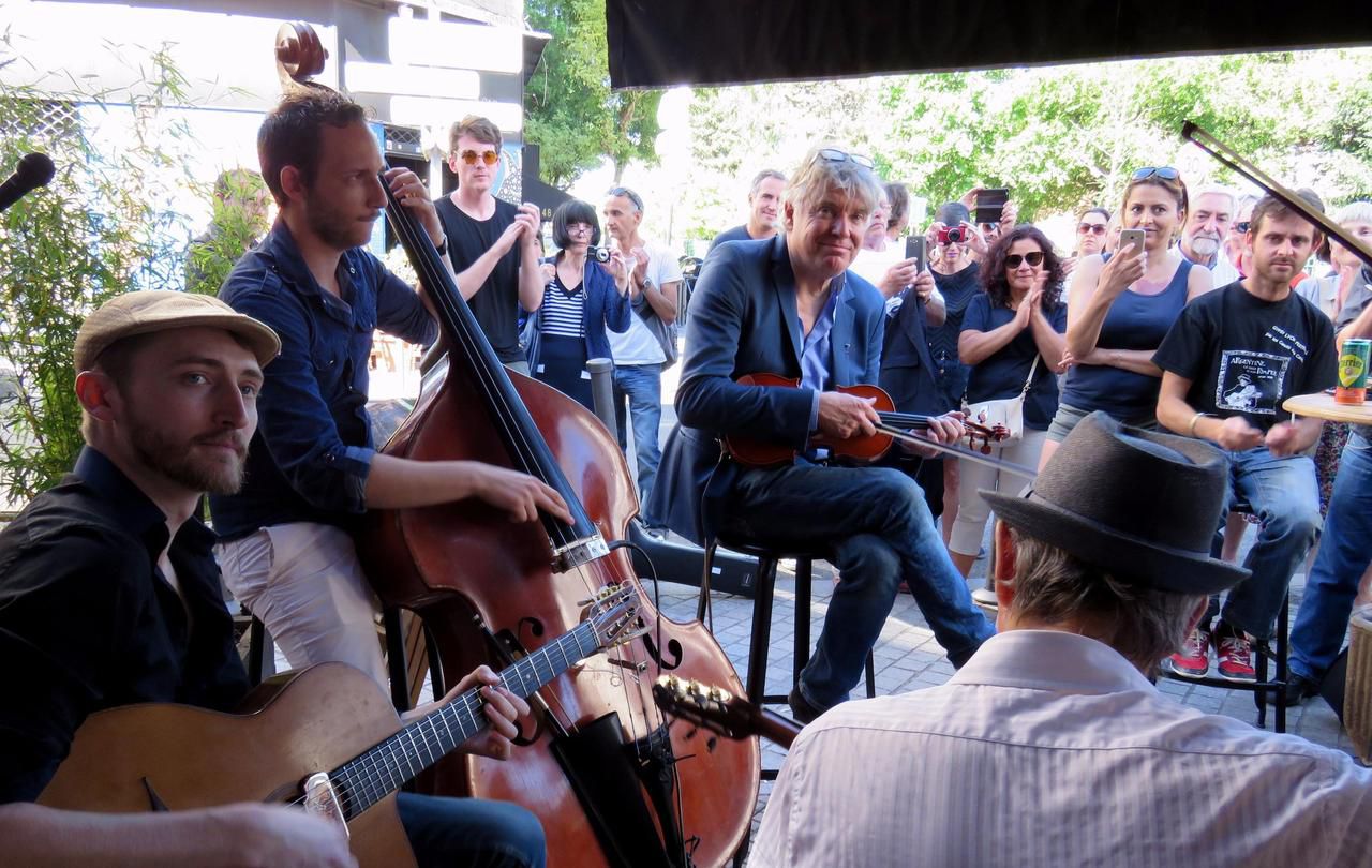 <b></b> Saint-Ouen, juin dernier. Didier Lockwood ici au Festival jazz musette des Puces qu’il a fondé. 