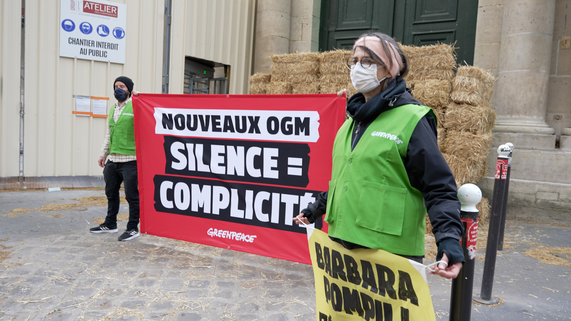 VIDÉO. Nouveaux OGM : Greenpeace construit un mur de paille devant le ministère de la Transition écologique