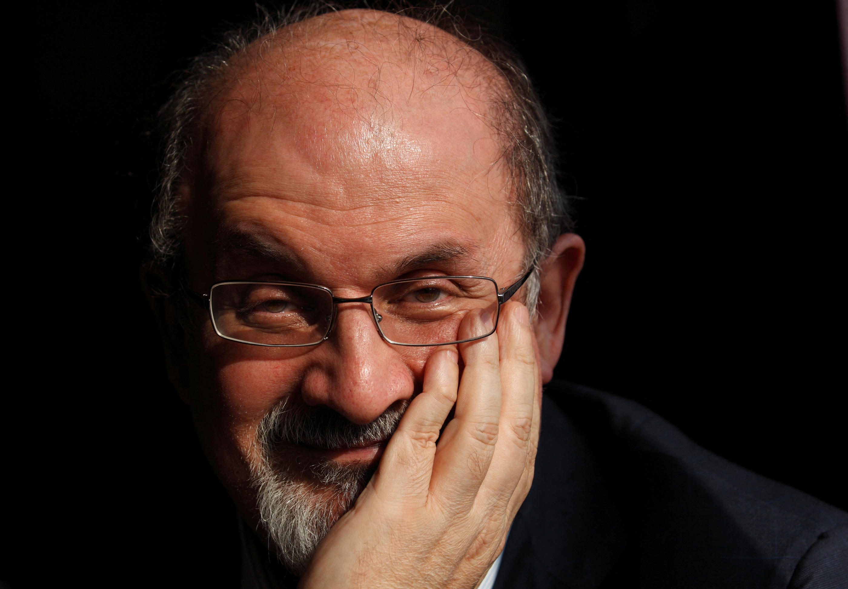 Le monde littéraire et la classe politique dans son ensemble ont fermement condamné l’attaque dont a été victime l’écrivain britannique Salman Rushdie. REUTERS/Andrew Winning