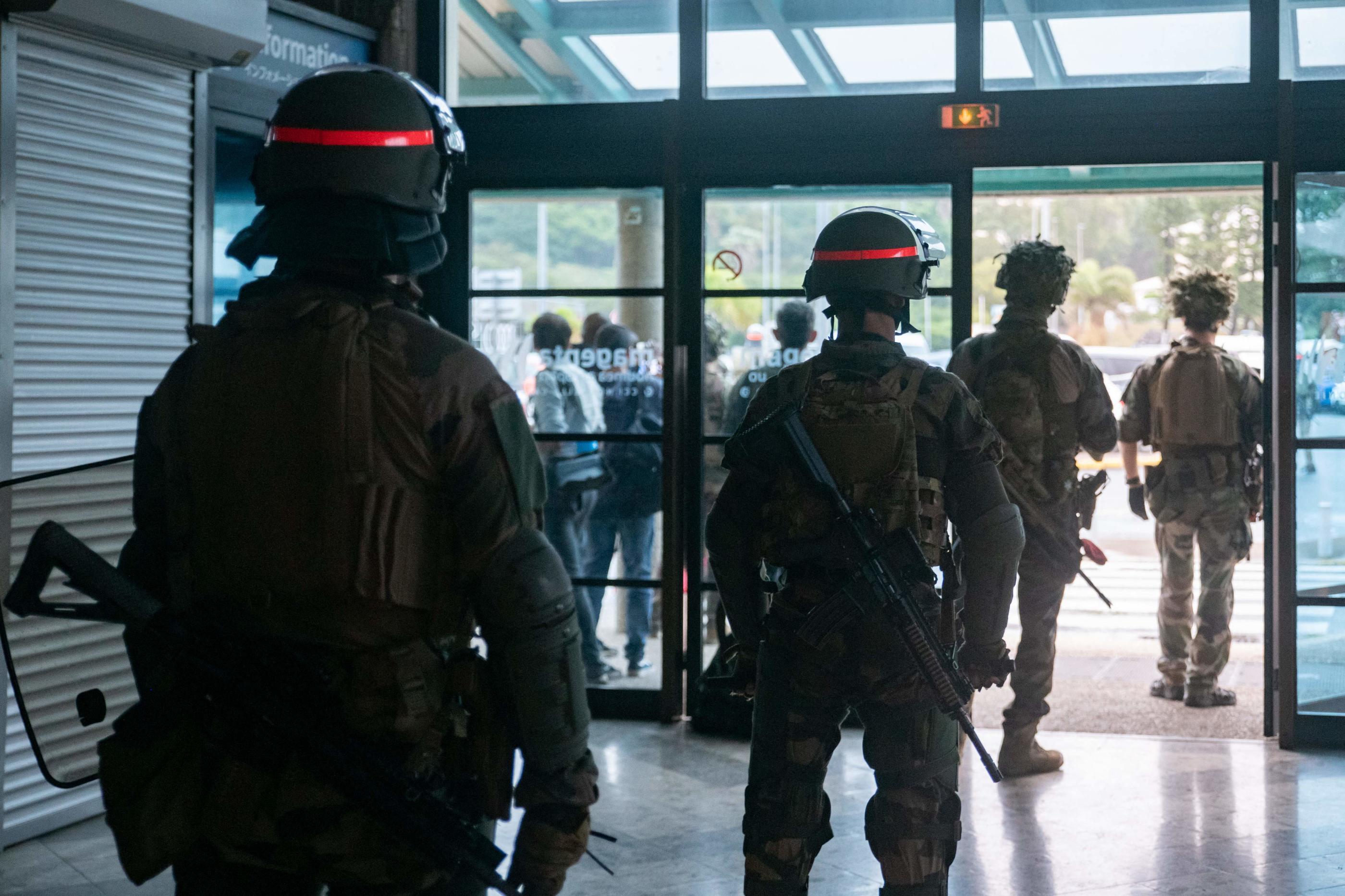 Plusieurs centaines de gendarmes, dont le 8e régiment d'infanterie de marine, sont déployées pour sécuriser l'aéroport de Nouméa ce dimanche afin de rétablir le trafic aérien. AFP/Delphine Mayeur