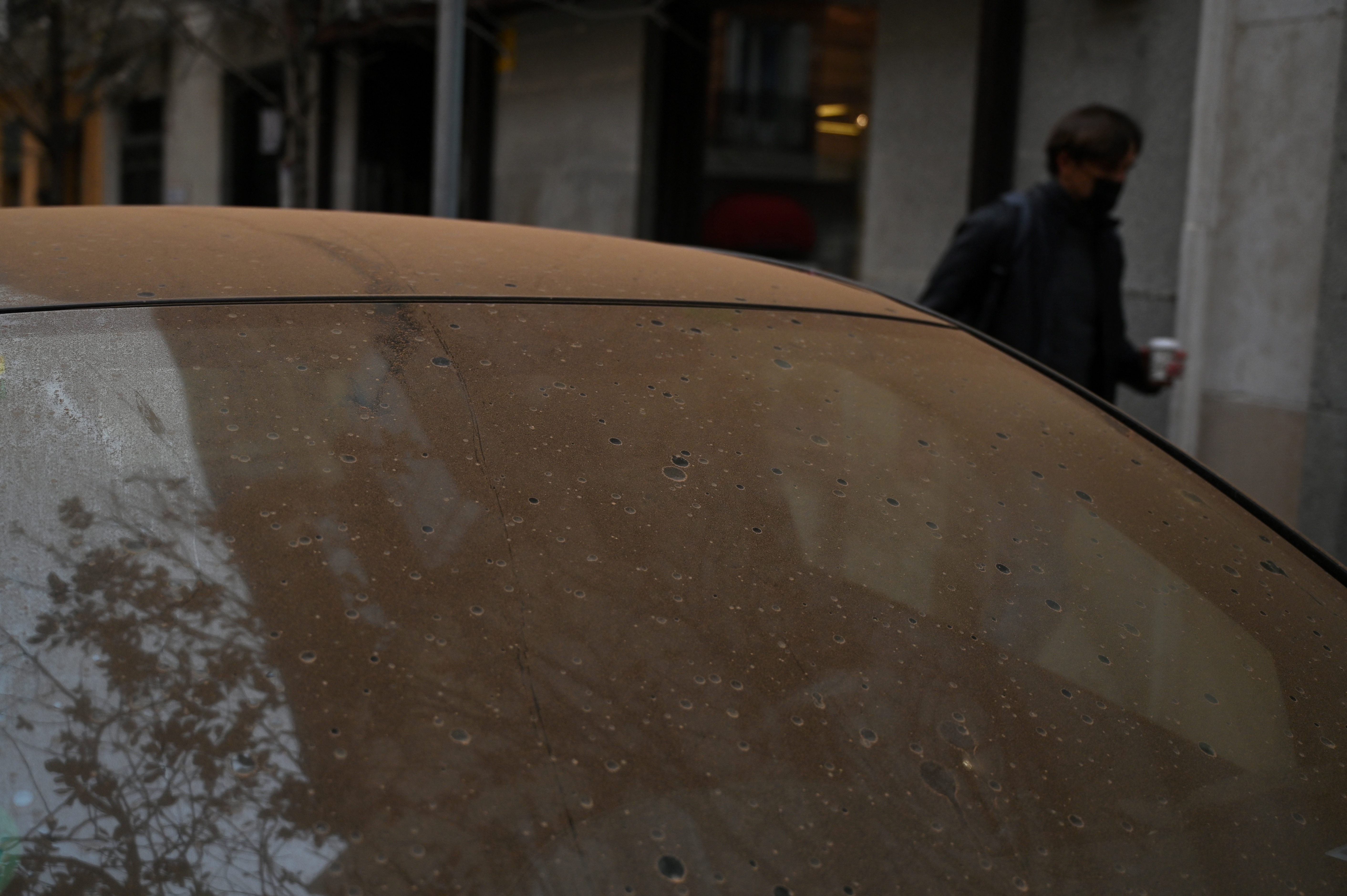 Ce week-end, de très nombreuses voitures seront recouvertes de fines pellicules de sable provenant du Sahara. AFP/ Gabriel Bouys