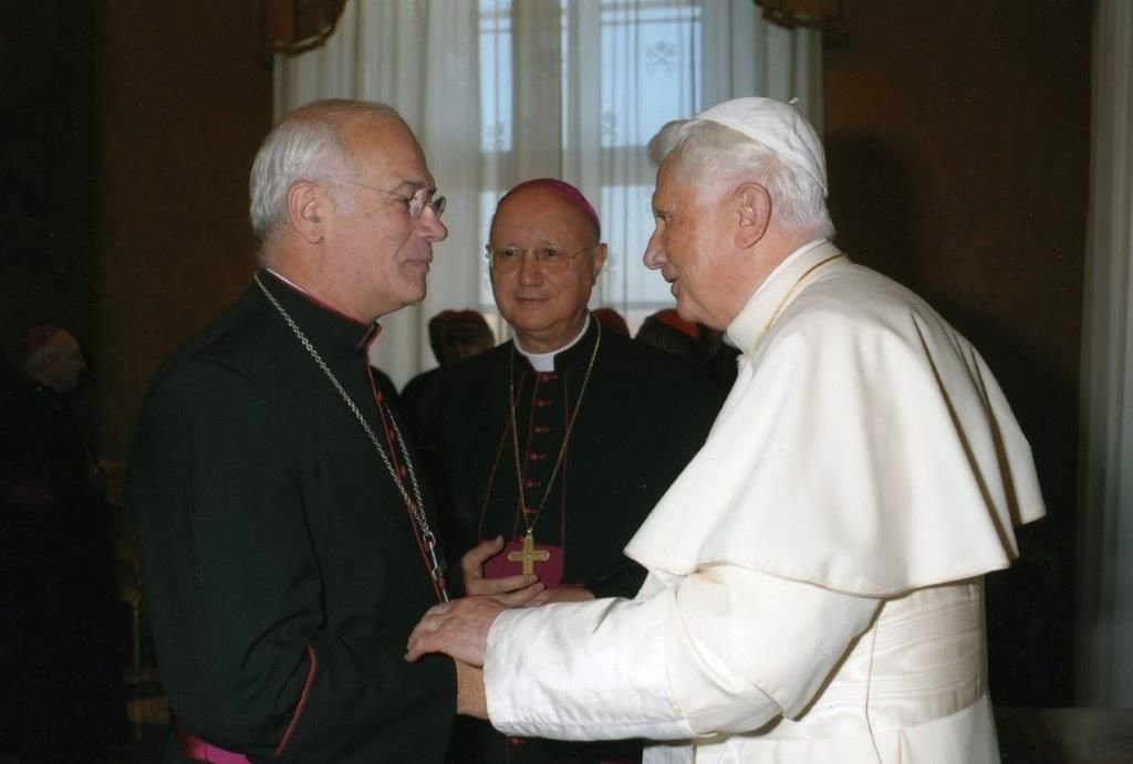 Mgr Lalanne (à gauche), évêque de Pontoise, a eu l'occasion de rencontrer Benoît XVI à de multiples reprises, comme ici en octobre 2009. DR