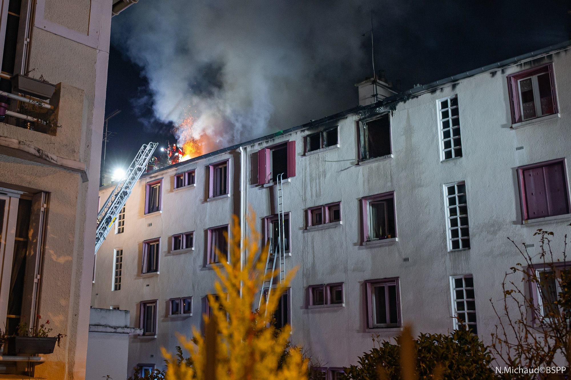 Pierrefitte, ce dimanche matin. Les pompiers ont sauvé cinq personnes de l'incendie qui a touché deux appartements et 400 m2 de toiture d'un immeuble boulevard Pasteur. (Nicolas Michaud/BSPP)