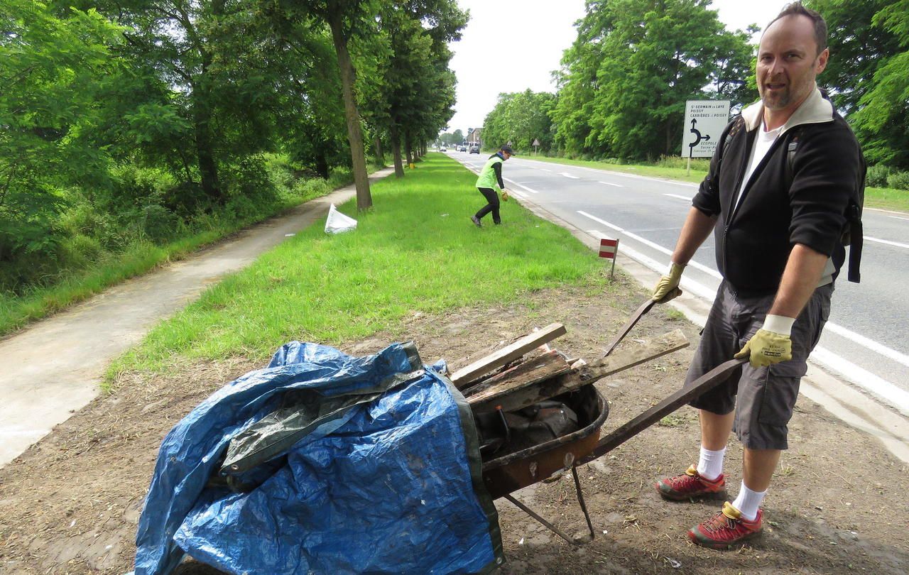 <b>Triel, samedi 18 juin.</b> Yannick, habitant de Carrières-sous-Poissy, est venu pour participer à cette opération citoyenne. Il a commencé par récupérer une brouette parmi les ordures. 
