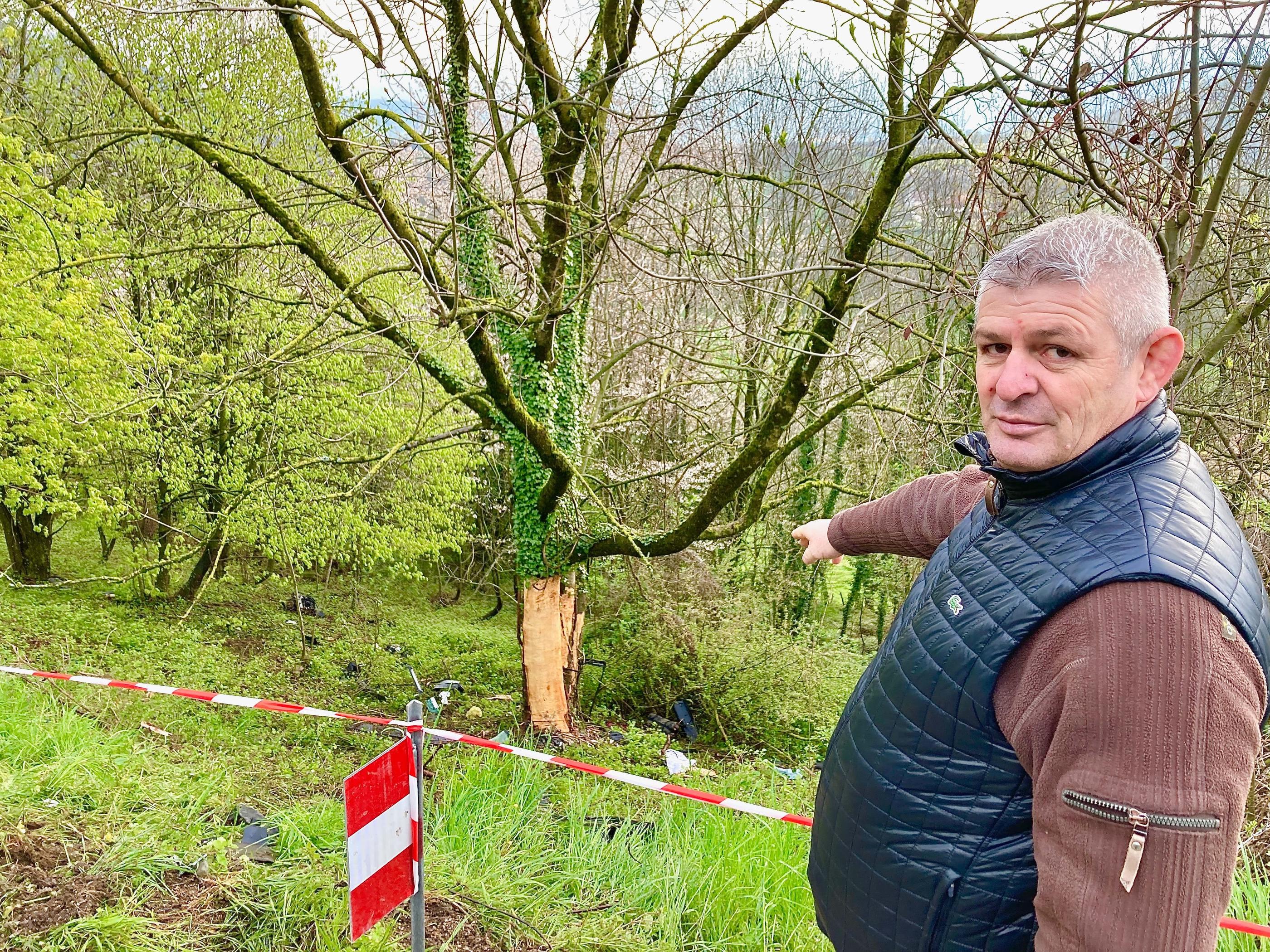 Morette (Isère), dimanche 16 avril. Franck Doriol, le maire de la commune où a eu lieu l'accident, indique l'arbre contre lequel la BMW est allée finir sa course vers 3 heures du matin. LP/Serge Pueyo