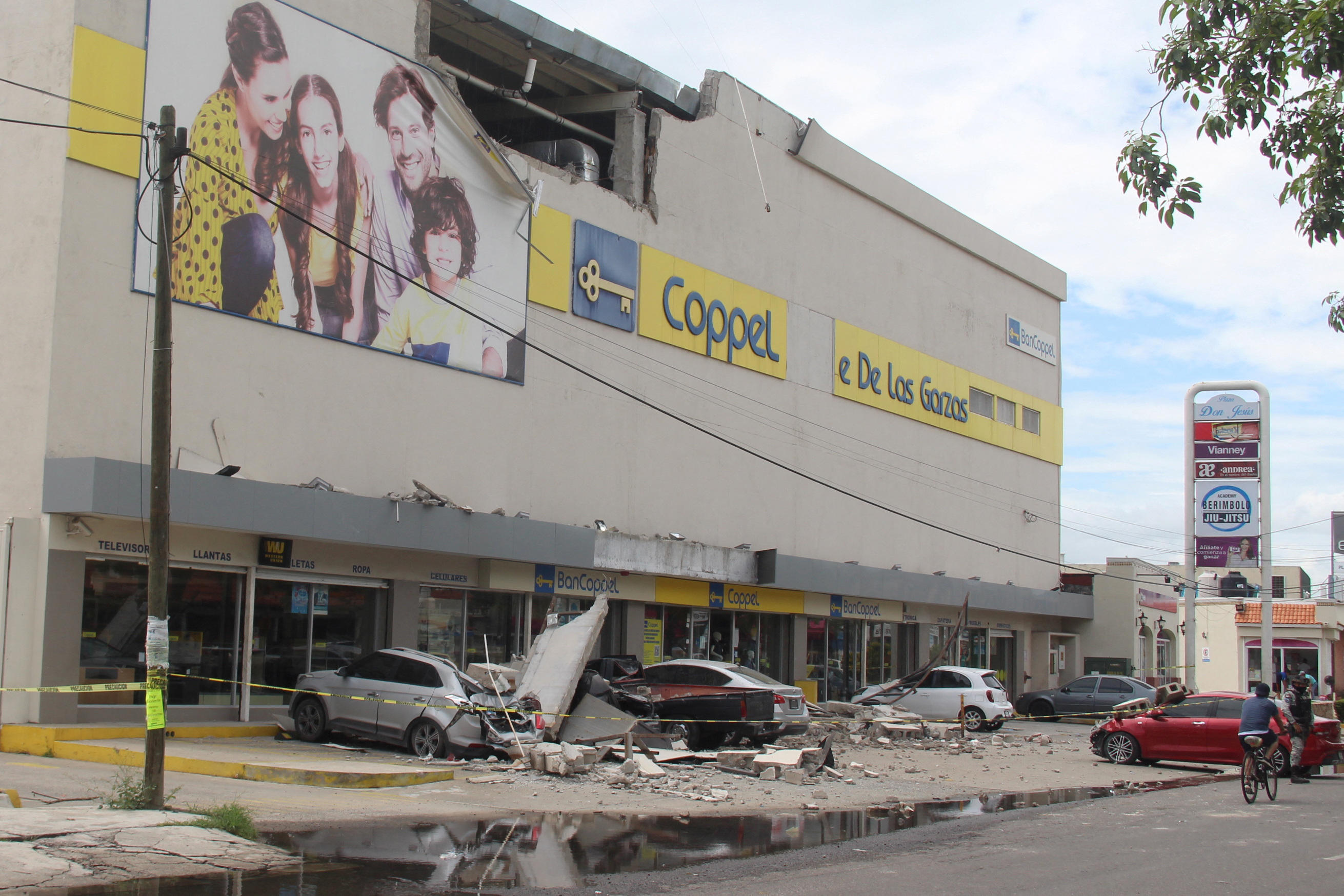 Alors que la zone de Manzanillo pourrait de nouveau affronter les éléments ce dimanche, la ville avait déjà déploré deux décès lors d'un tremblement de terre il y a un mois. REUTERS/Jesus Lozoya