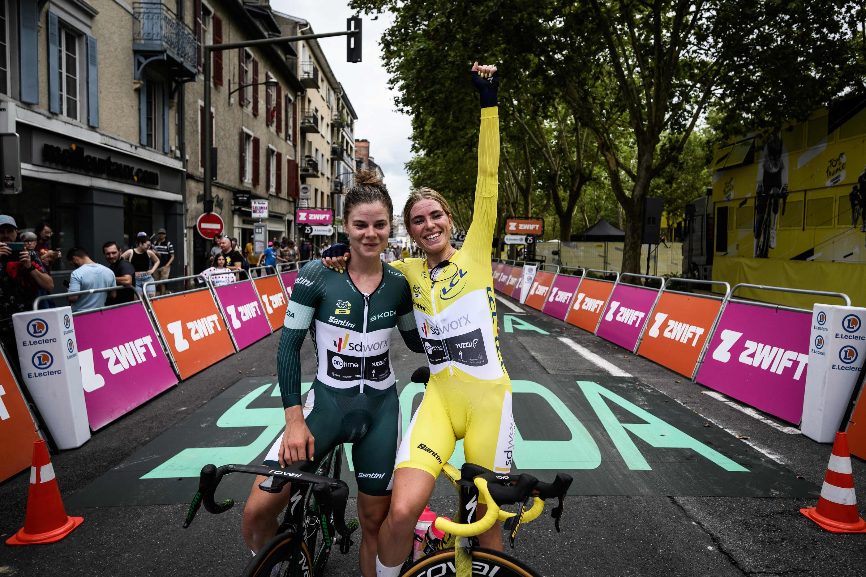 Lotte Kopecky (maillot vert) et Demi Vollering (maillot jaune), le 30 juillet 2023 dans les rues de Pau. (Photo by Jeff PACHOUD / AFP)